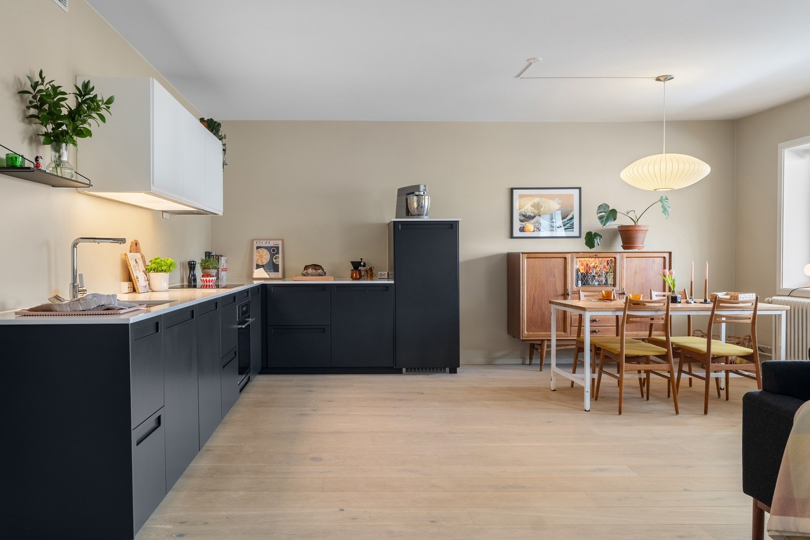 Avrinder Singh Hundal ved EIE Eiendomsmegling har gleden av å presentere Hovinveien 11A - Et innholdsrikt og lekkert hjem med moderne løsninger.
Foto: Tigerstaden Boligfoto AS (Henrik Fjørtoft Sporsheim). Galleribilde