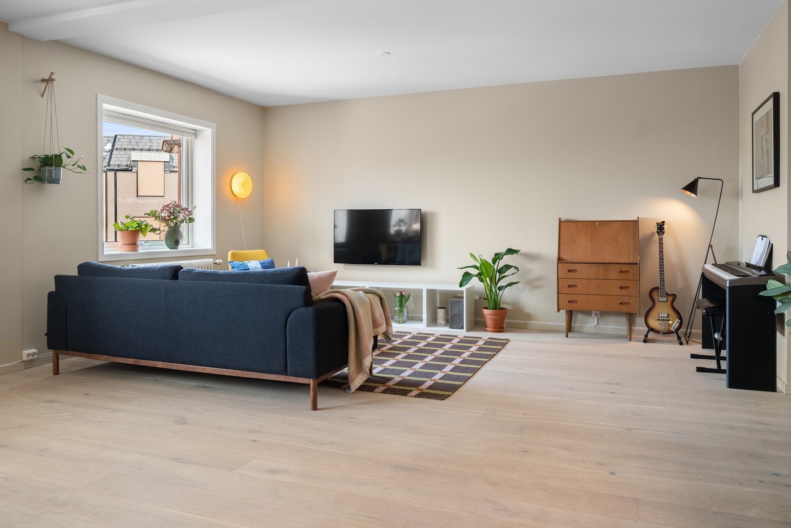 Stuens gode utforming gjør det enkelt å dele rommet i ulike soner. Galleribilde