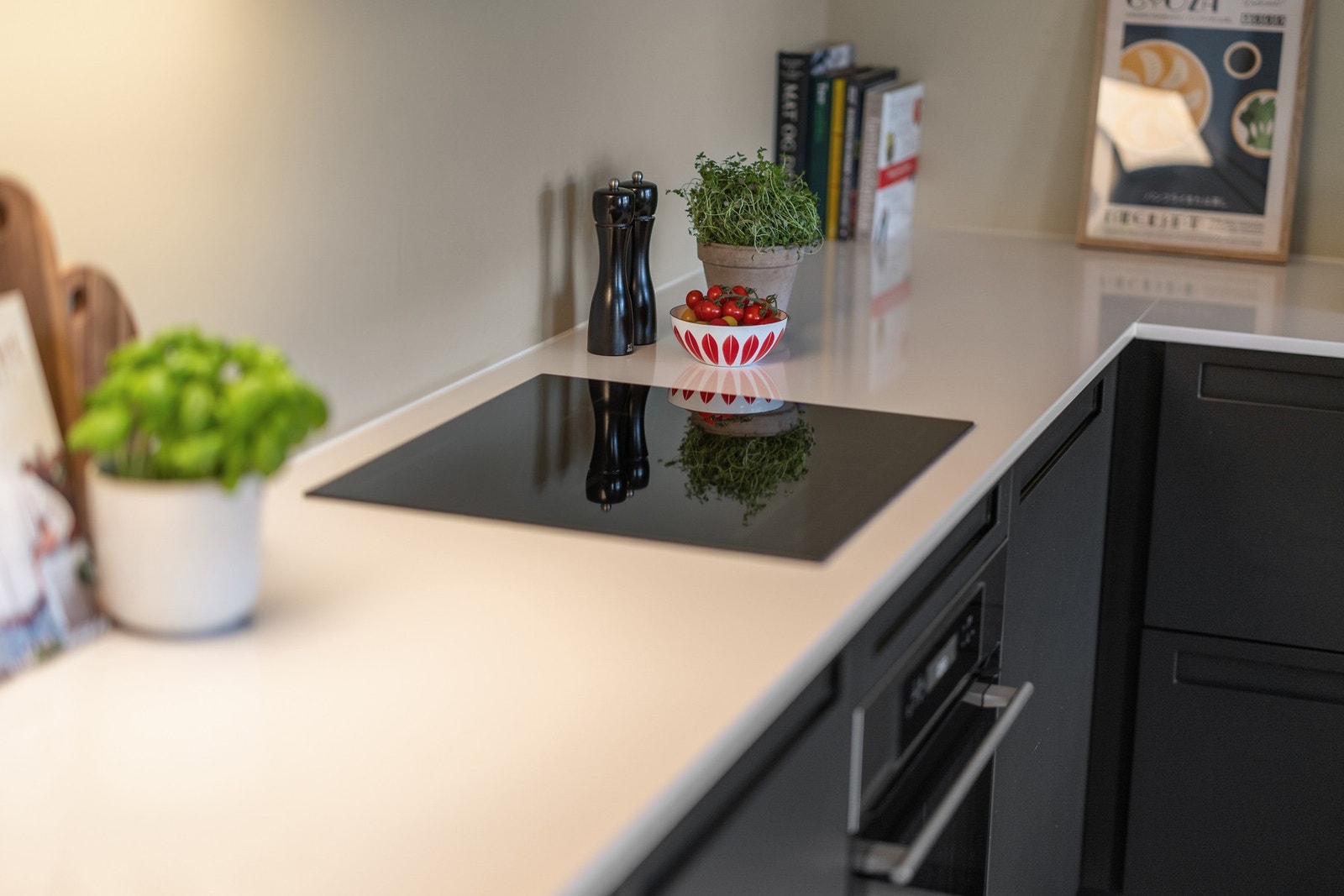 Eierne har brukt mye tid på å gjennomtenke hver detalj, så ingenting er overlatt til tilfeldighetene. Legg spesielt merke til den elegante benkeplaten i hvit kvarts! Galleribilde