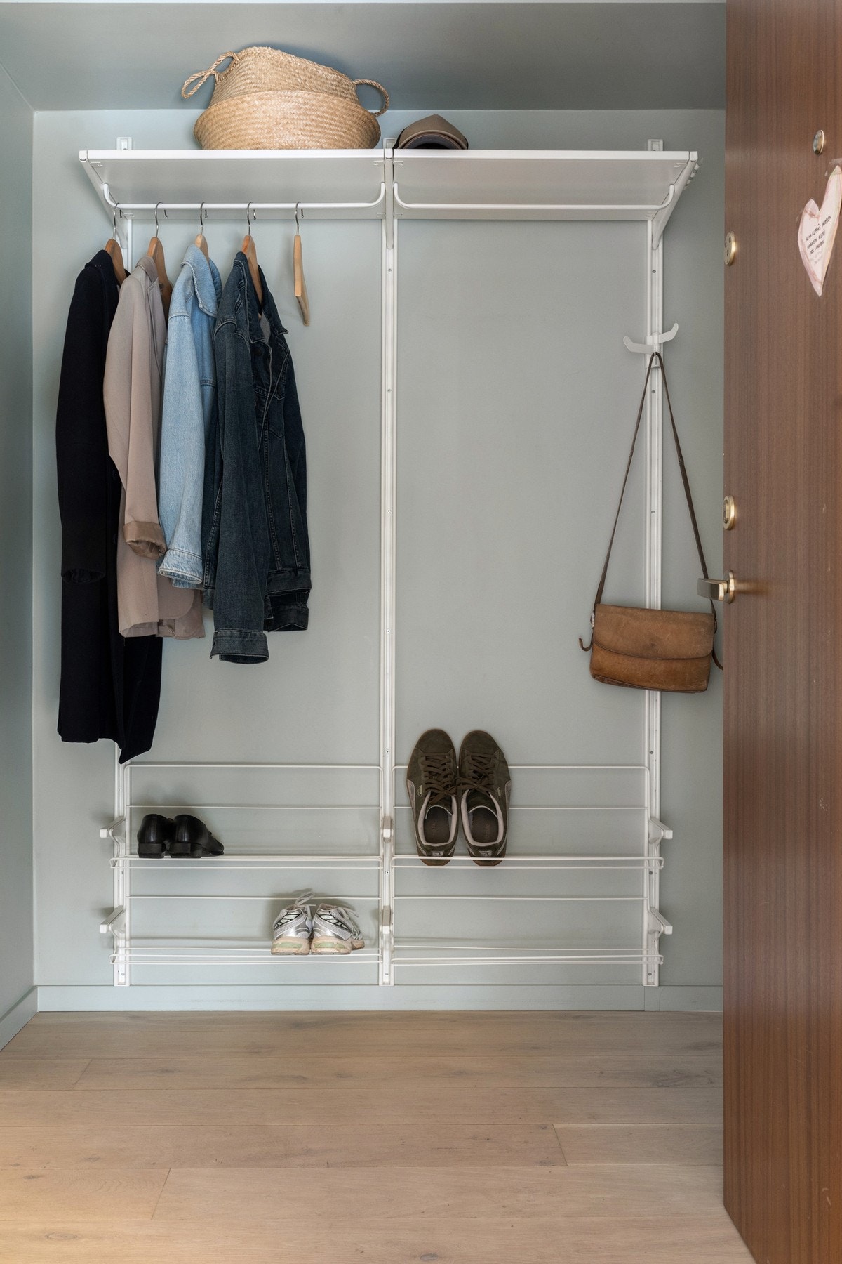 Entréen har en fin nisje for å henge fra seg yttertøy. Galleribilde