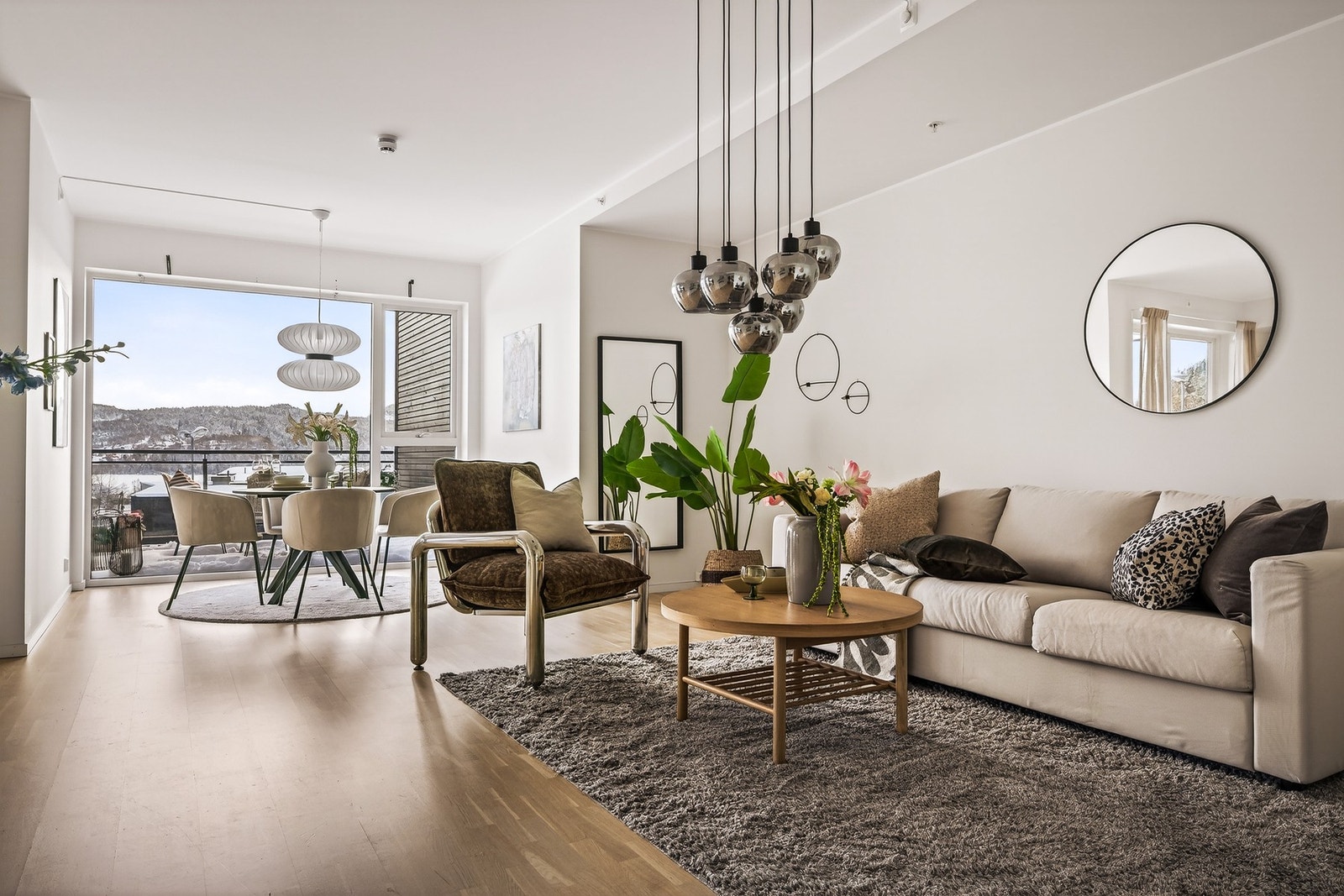 Leiligheten har lys, trivelig og romslig stue på hele 42,1 kvm Galleribilde