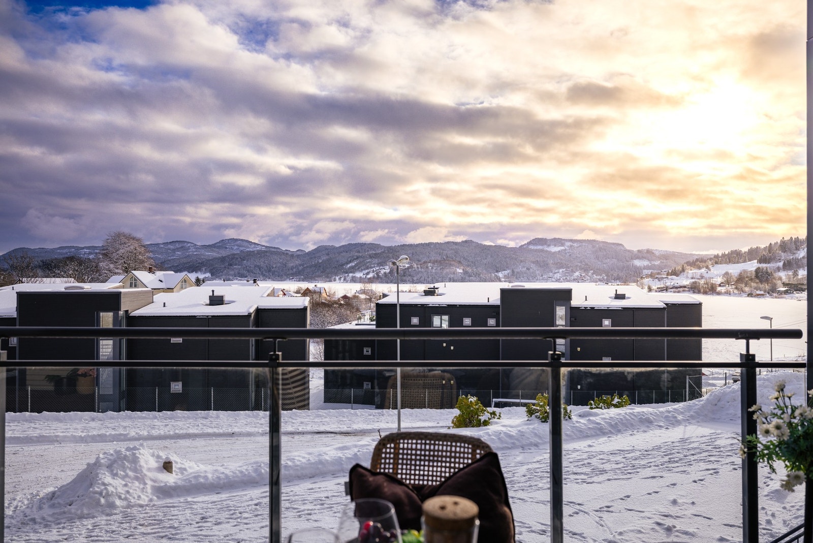 Med utsikt som skifter med vær, vind og årstider blir du aldri lei - Spesielt vakkert er det når solen sprekker opp tåken over Kalandsvatnet på fine sommermorgener Galleribilde