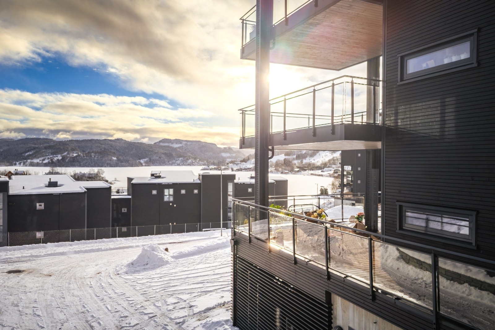 Leiligheten ligger høyt og fritt i en fredelig blindgate med kort vei til alt du kan ønske deg Galleribilde