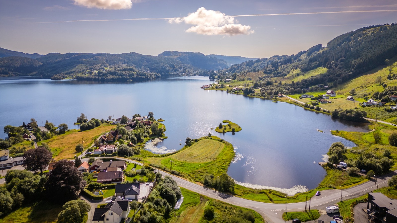 Her er du omkranset av vakker natur - På sommeren er det fint å bade i Kalandsvatnet - Det er også populært å sykle rundt vannet Galleribilde
