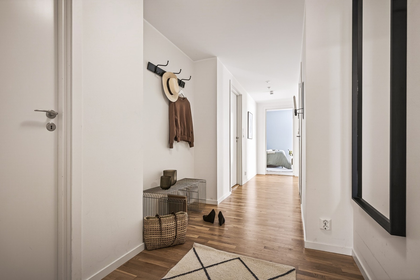 Entréen har to nisjer med god plass til garderobeløsninger etter egne behov Galleribilde
