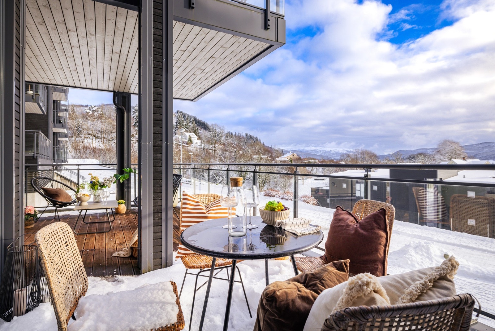 Terrassen har god plass til flere soner - Terrassebord av typen Møre Royal Galleribilde
