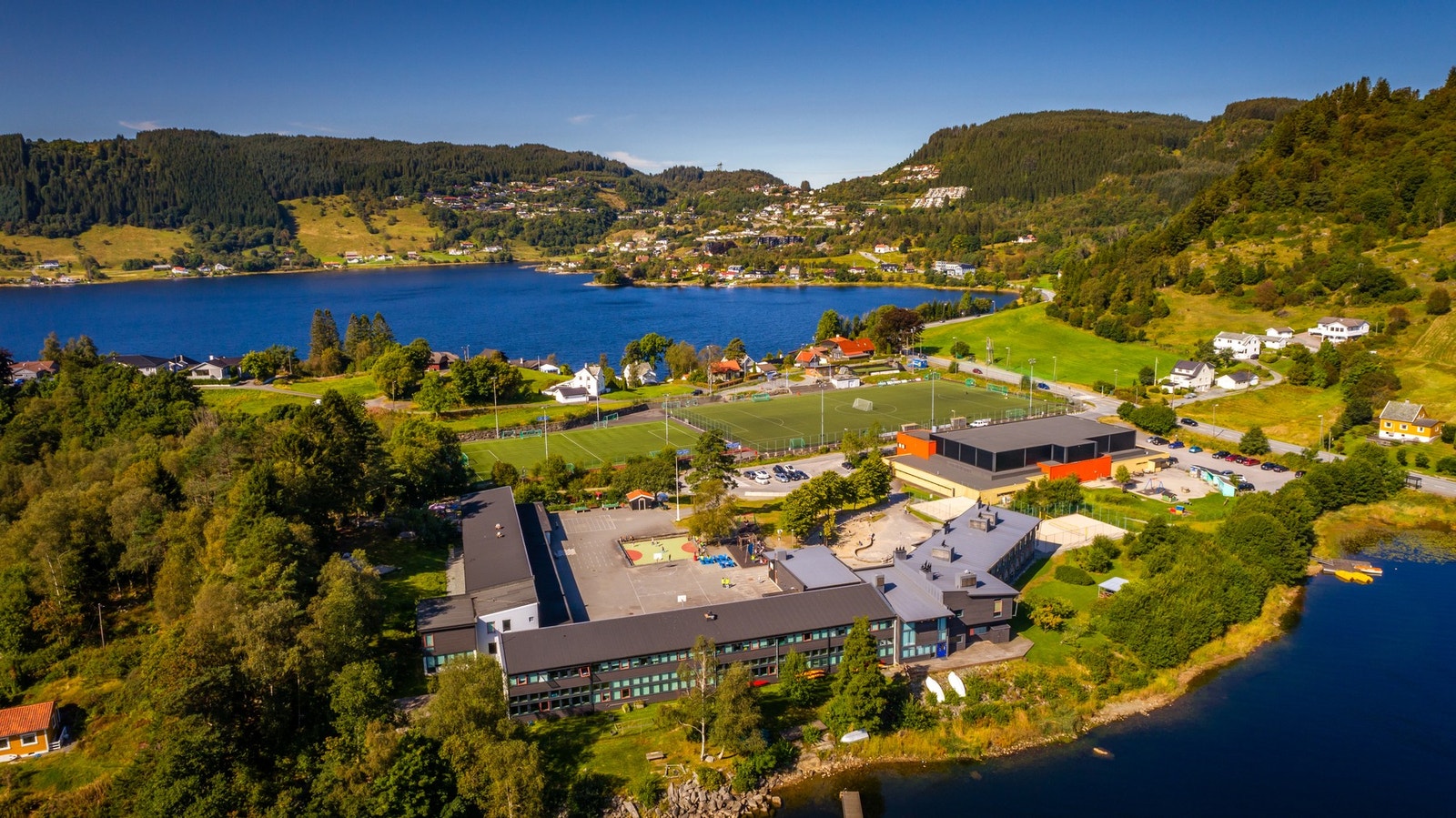 Det er kort vei til barneskole og idrettsanlegg - Det går skolebuss til skolen Galleribilde