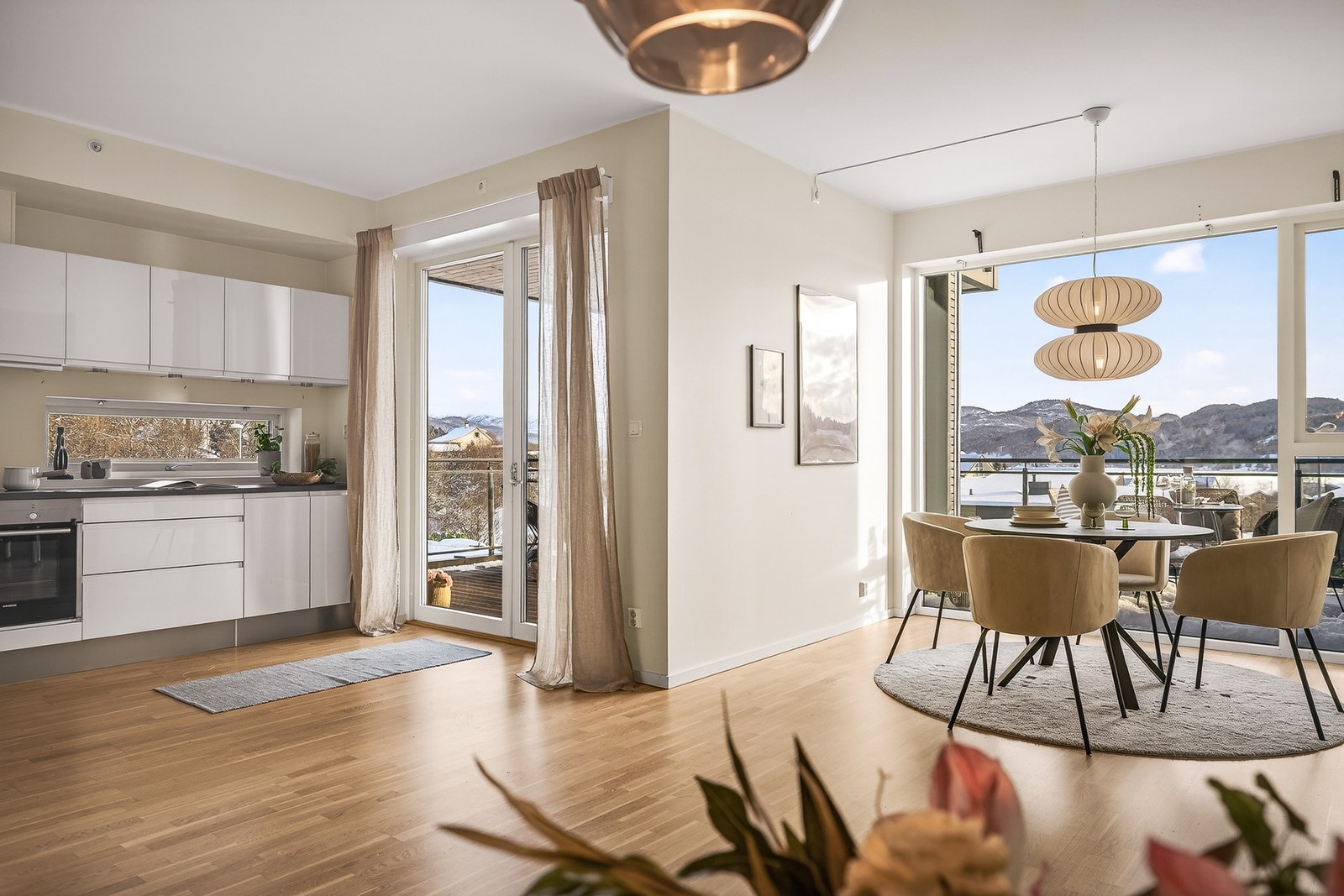 Stuen har god plass til spisebord Galleribilde