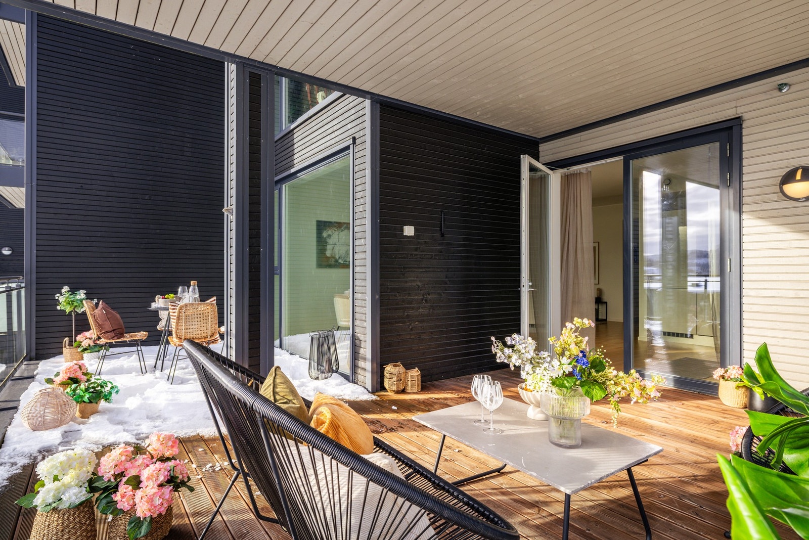 Overbygget gjør at du kan sitte ute selv om det skulle dryppe litt - Det er strømuttak på terrassen Galleribilde