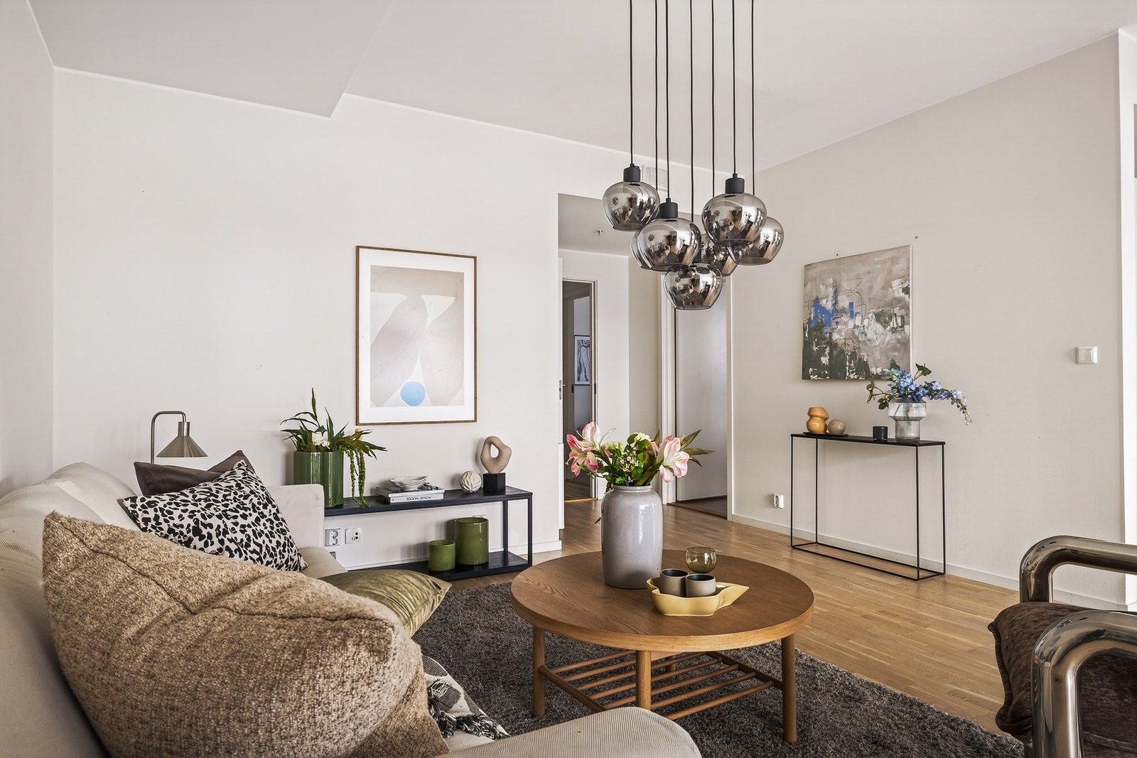 Det er varmekabler i gulvet i alle rom utenom boden - I tillegg er det varmekonvektor med varme fra fjernvarmeanlegget Galleribilde