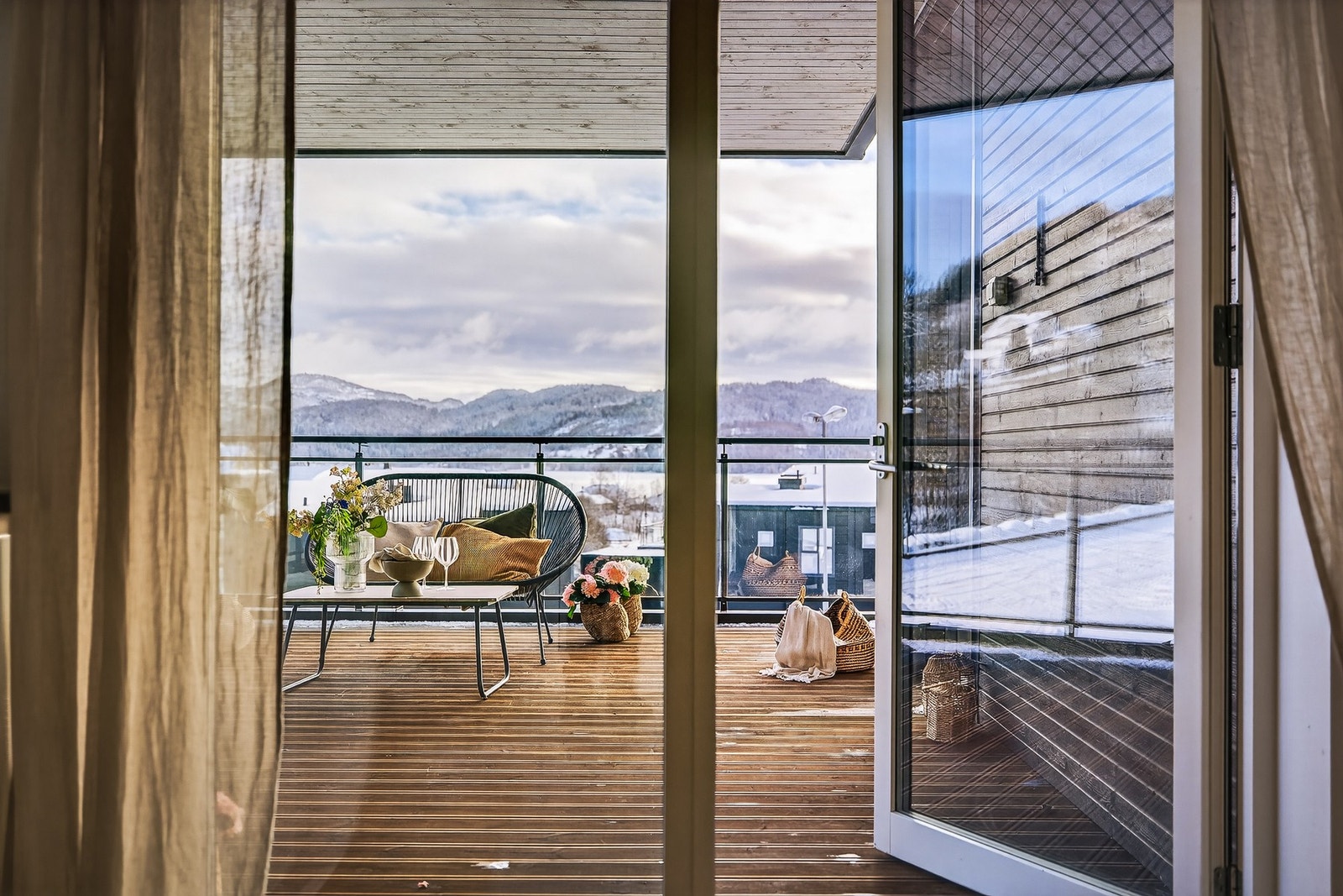 Fra kjøkkenet er det utgang til terrasse på hele 36 kvm Galleribilde