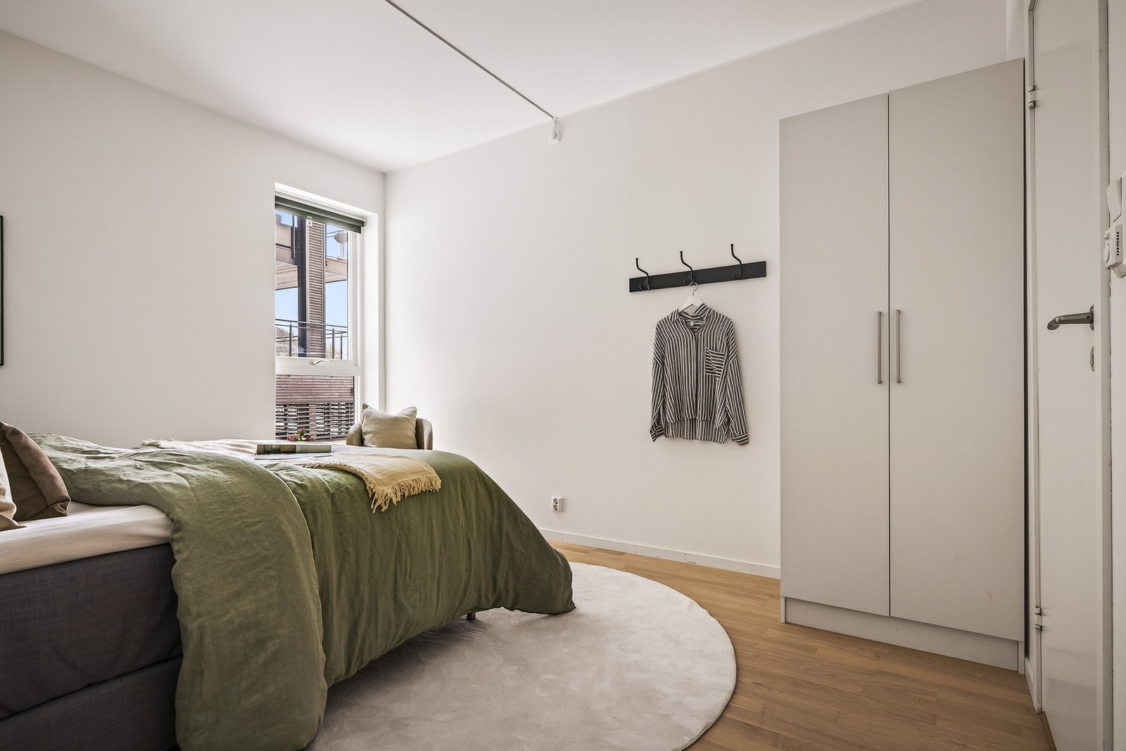 Her er det god plass til både dobbeltseng med nattbord og garderobeskap Galleribilde