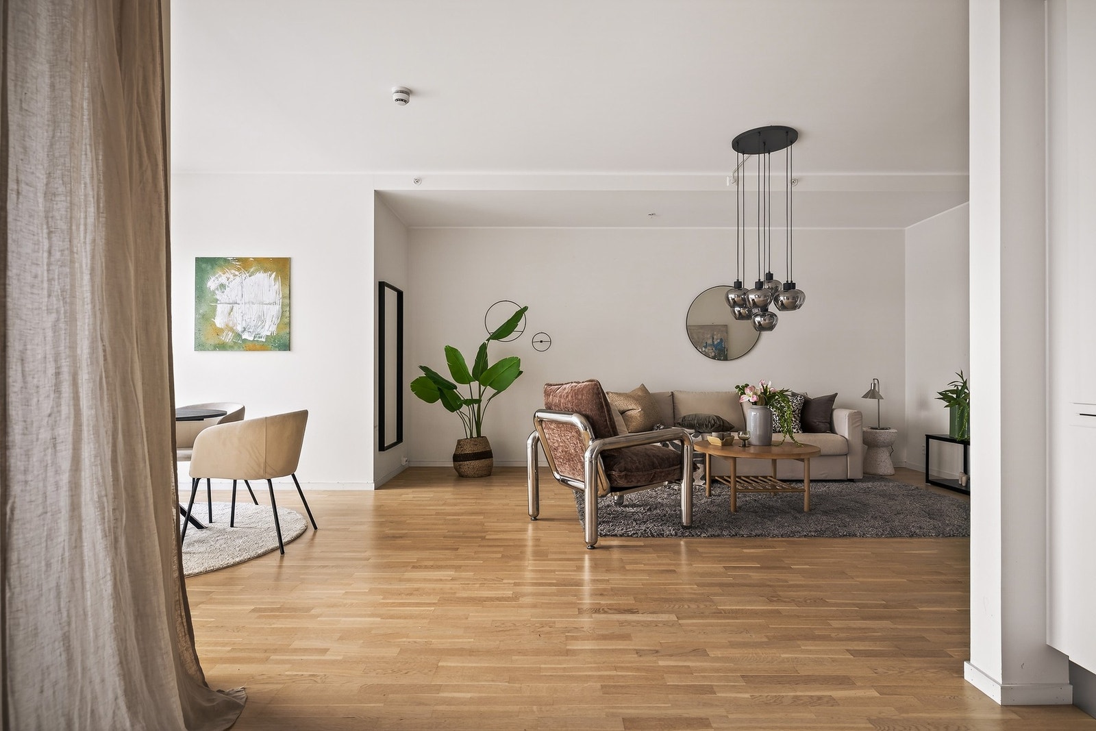 Veggene er lysmalte slette flater, perfekt utgangspunkt for den som vil sette sitt eget preg på leiligheten Galleribilde