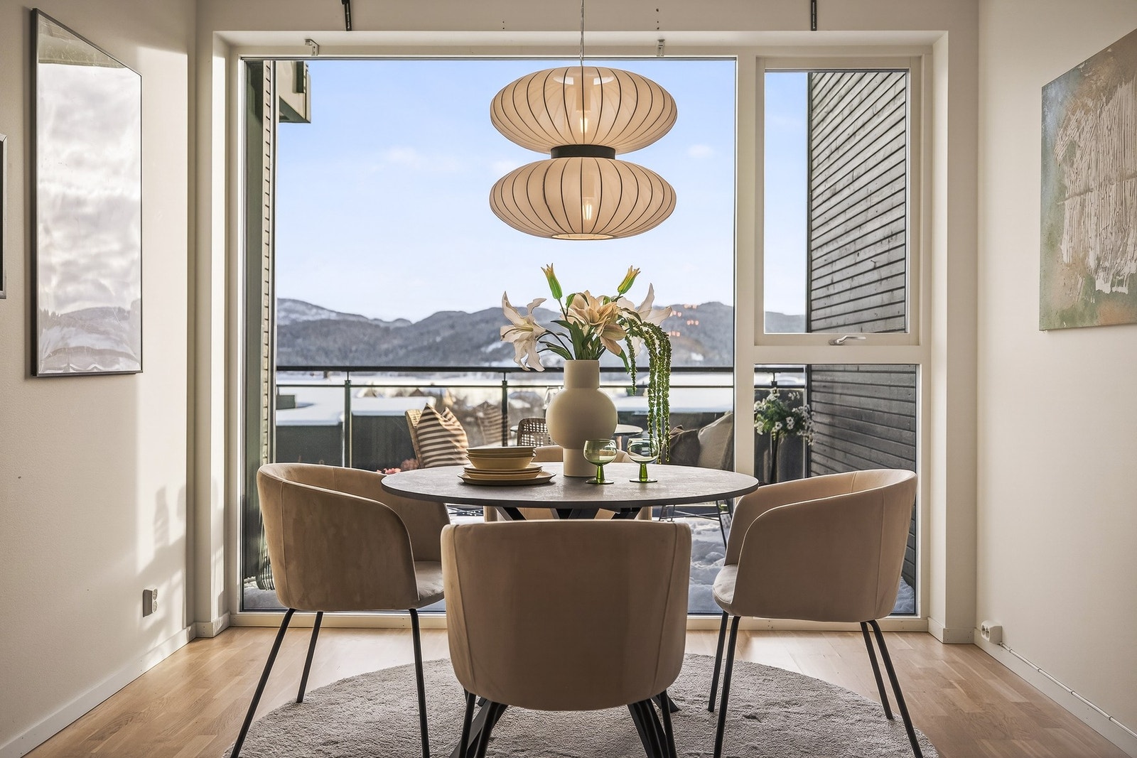 Fra stuen har du fin utsikt over praktfull natur med Kalandsvatnet og fjell Galleribilde