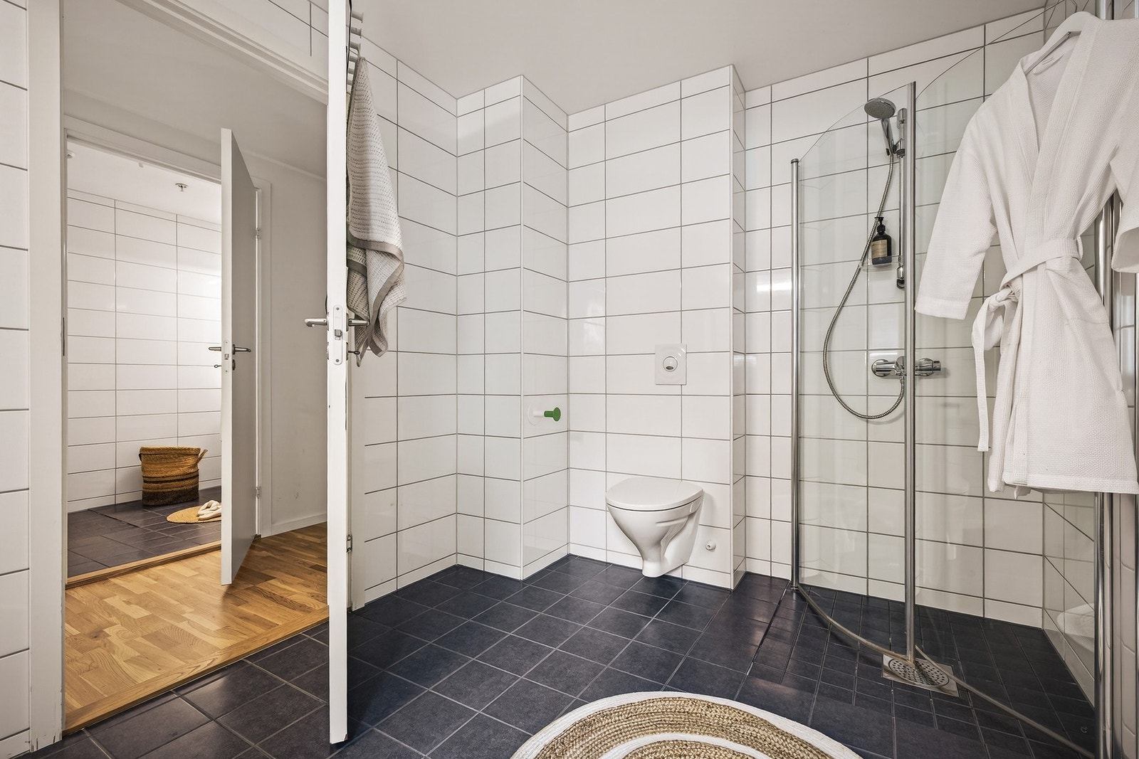 Det er opplegg til vaskemaskin i boden, slik at denne kan benyttes som vaskerom Galleribilde