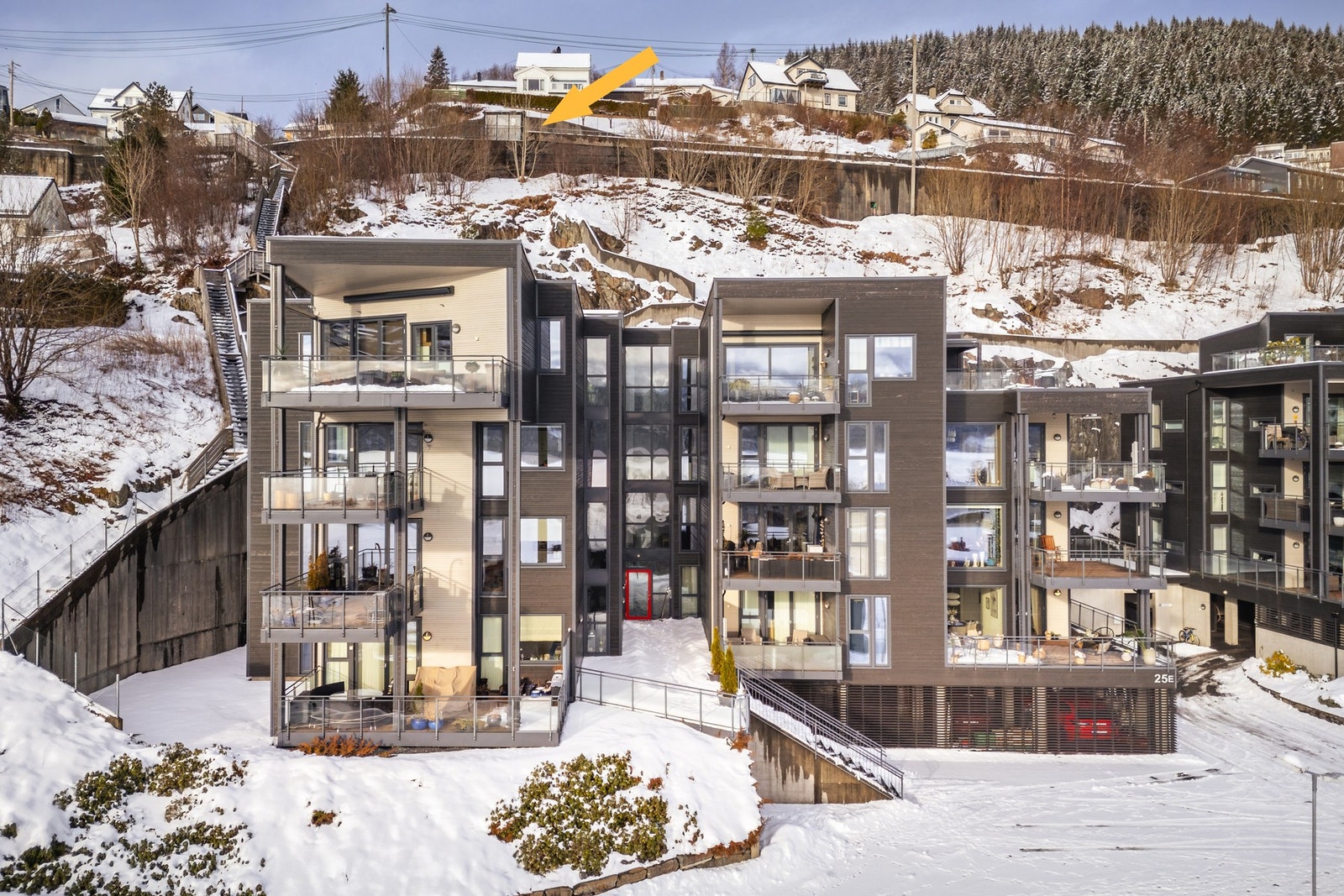 Via trappen på siden av bygningen er det kort vei til busstopp med hyppige avganger til Nesttun - Det er også bare noen minutter til å gå til Kiwi Galleribilde