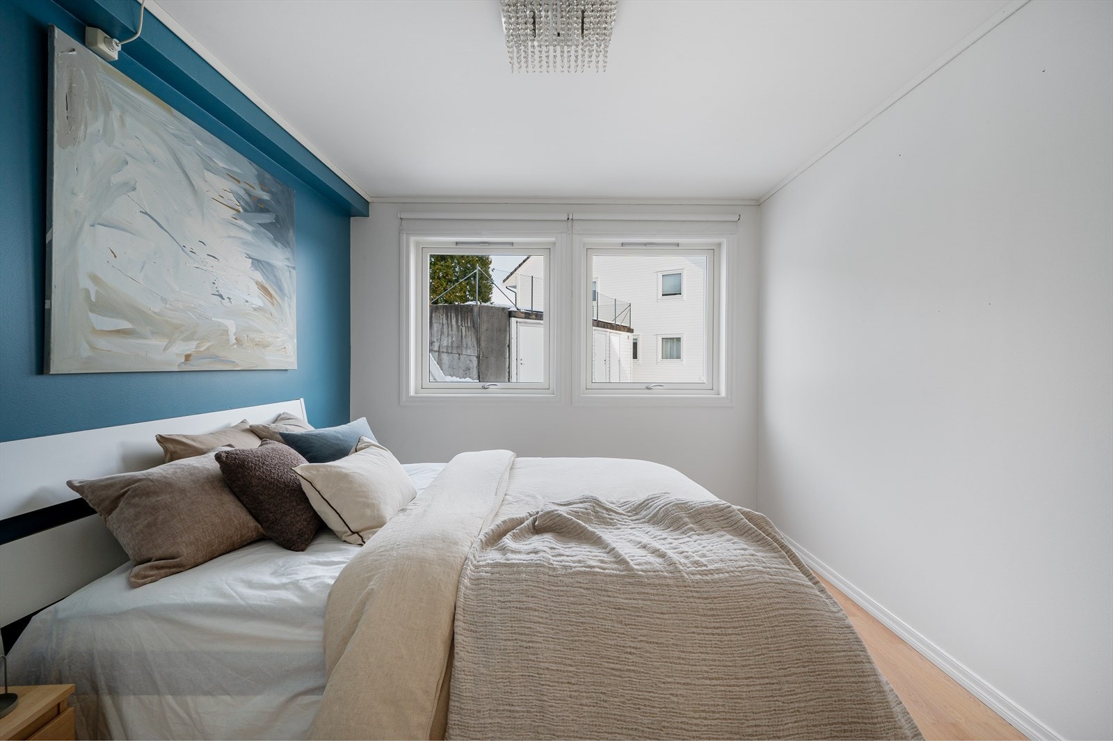 Plass til dobbeltseng og garderobeskap. Galleribilde