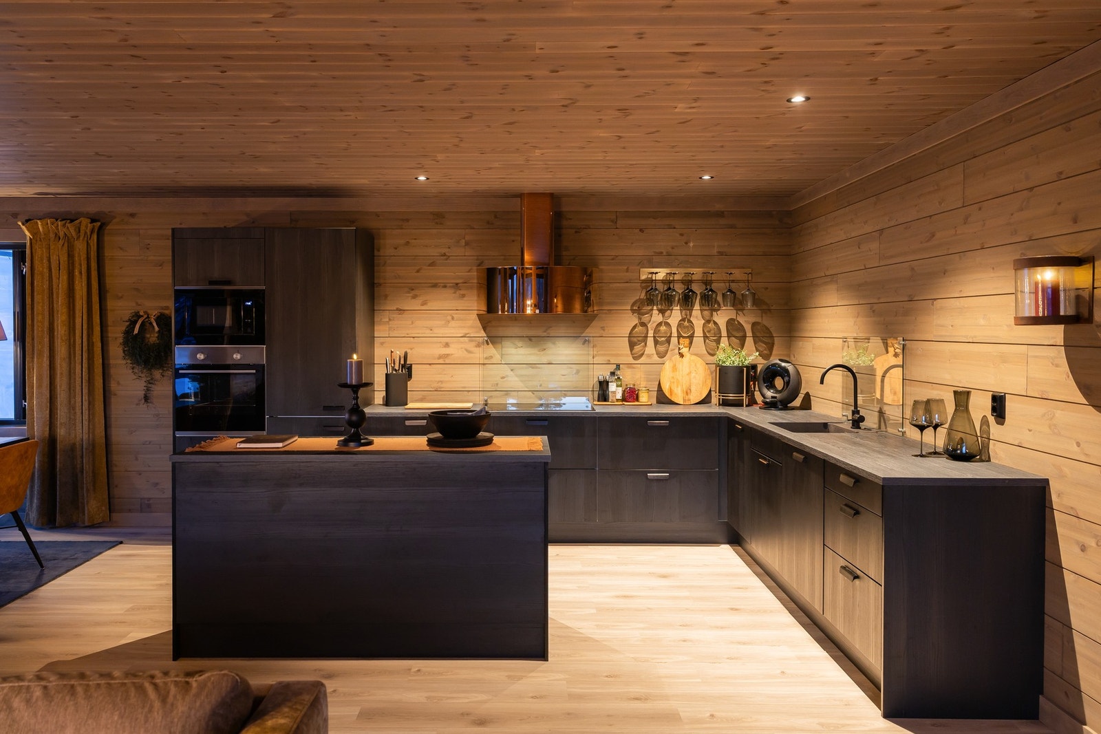 Dette er et kjøkken som legger til rette for matlaging i hyggelig selskap. Galleribilde