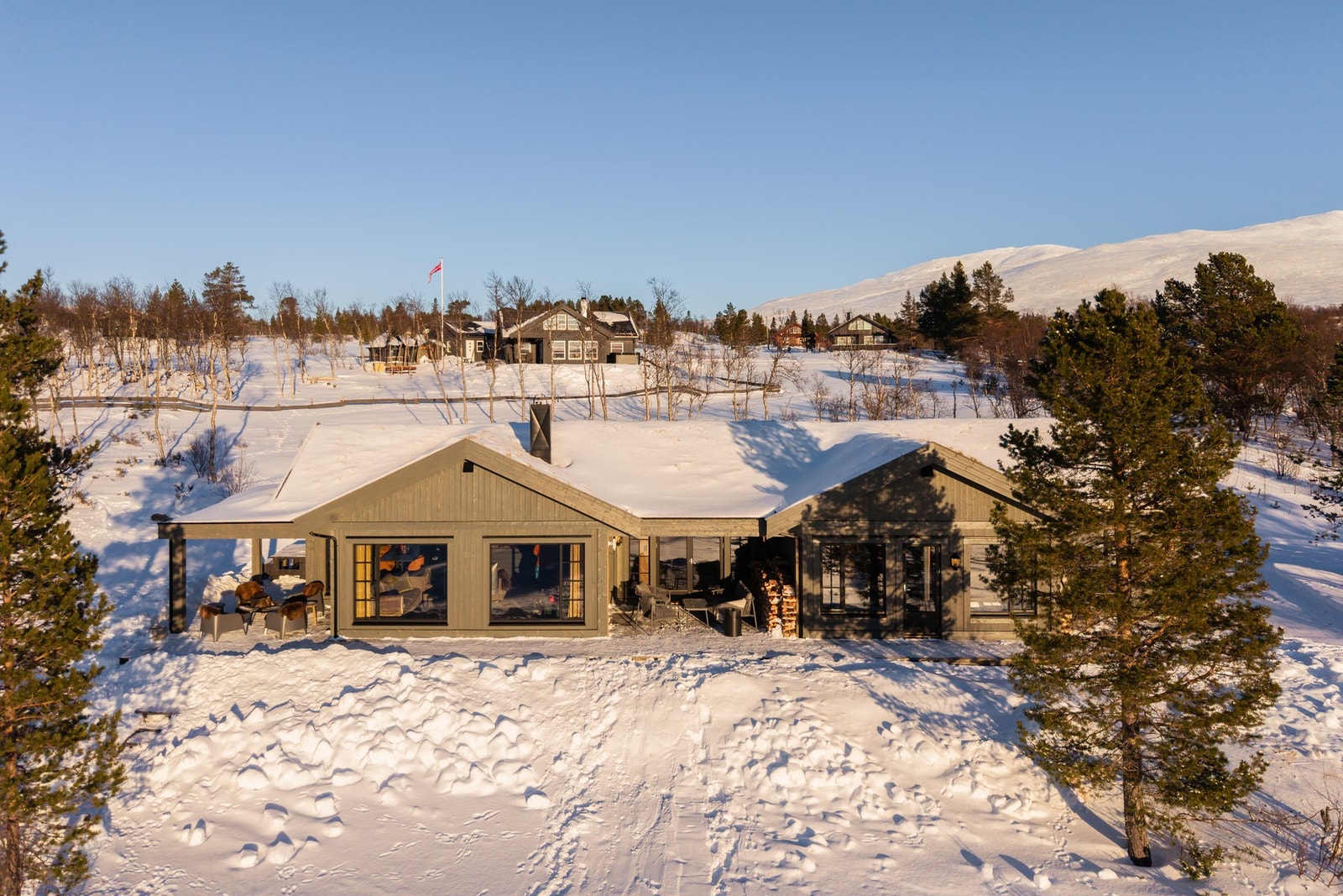Rett utenfor hytteveggen strekker det seg milevis med opptråkkede skiløyper. Galleribilde