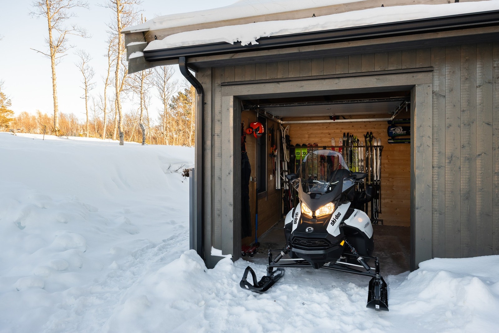 Garasje til snøscooter og vinterutstyr. Galleribilde