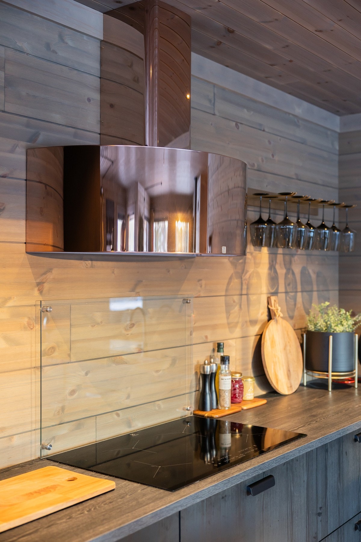 Kjøkkenet er utstyrt med kombiskap, oppvaskmaskin, platetopp, stekovn, mikrobølgeovn og komfyrvakt. Galleribilde