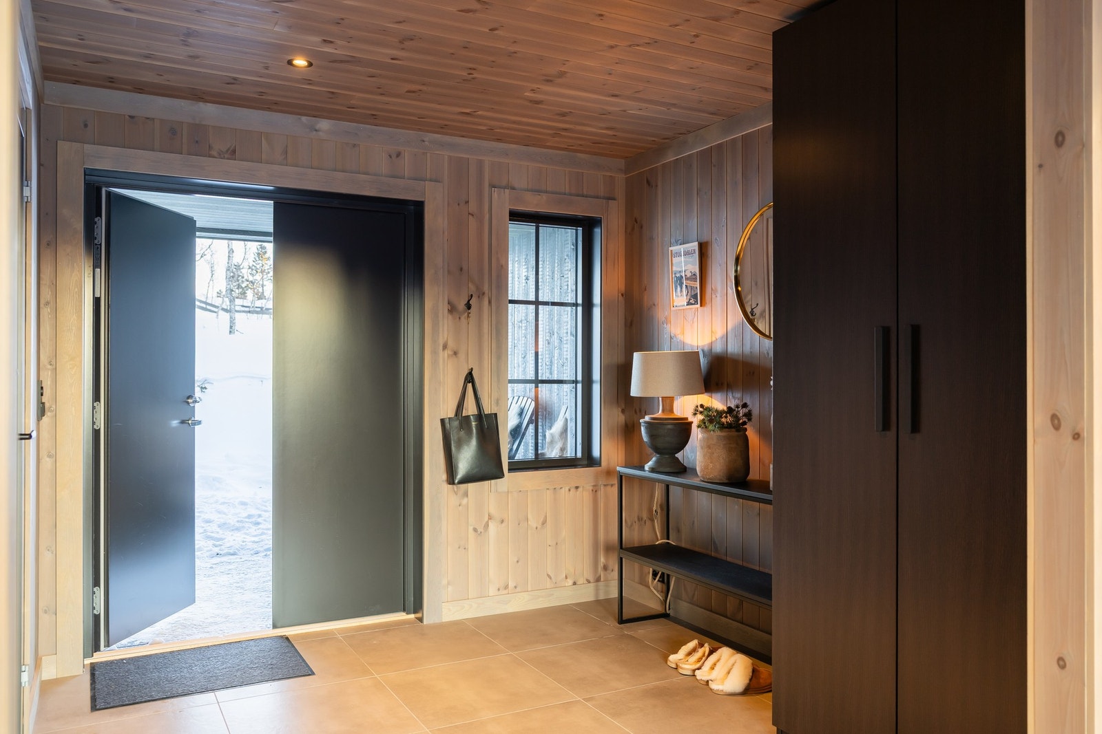 Entre på 8,1 kvm, med god plass til oppbevaringsmøblement. Galleribilde