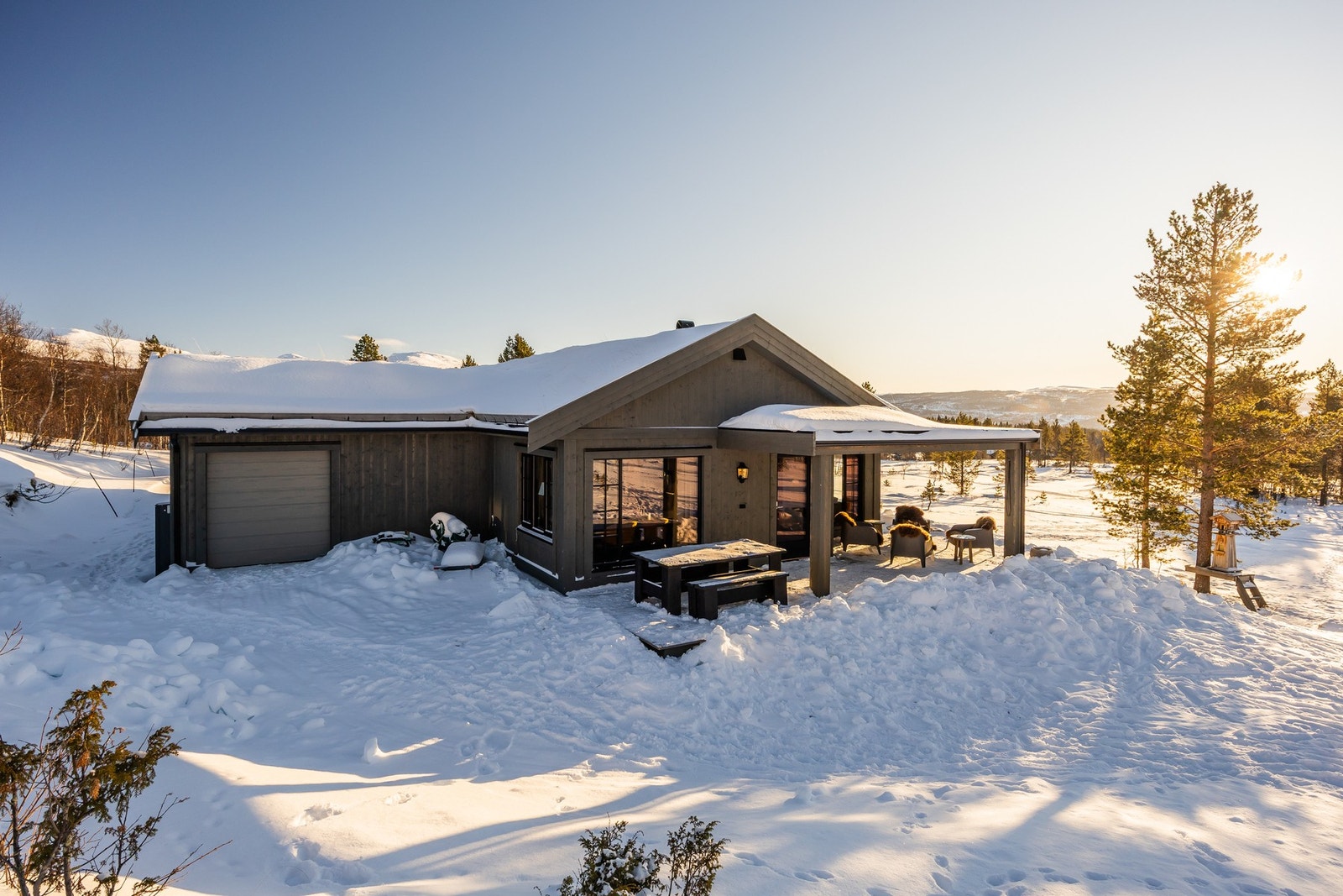 Eiendommen har en stor tomt på ca. 1 mål, beliggende på et høydeplan. Galleribilde