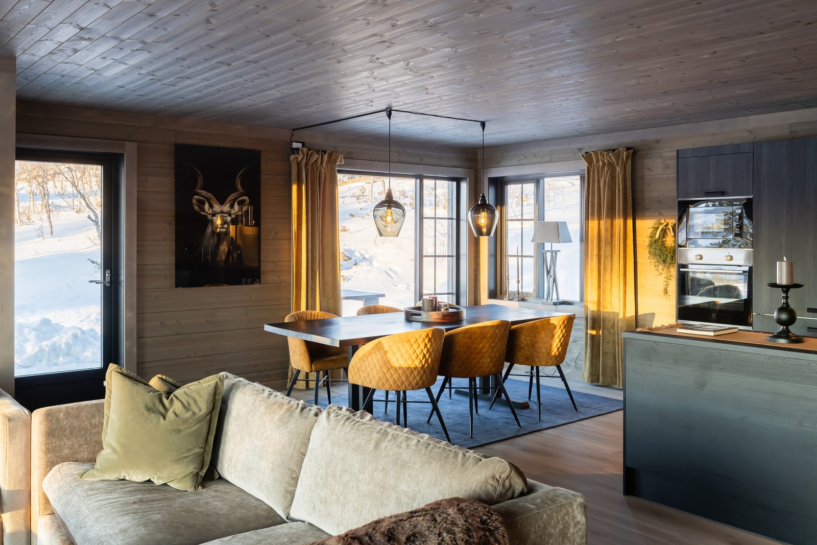 Den åpne planløsningen gir en sømløs overgang fra stue til kjøkken. Galleribilde