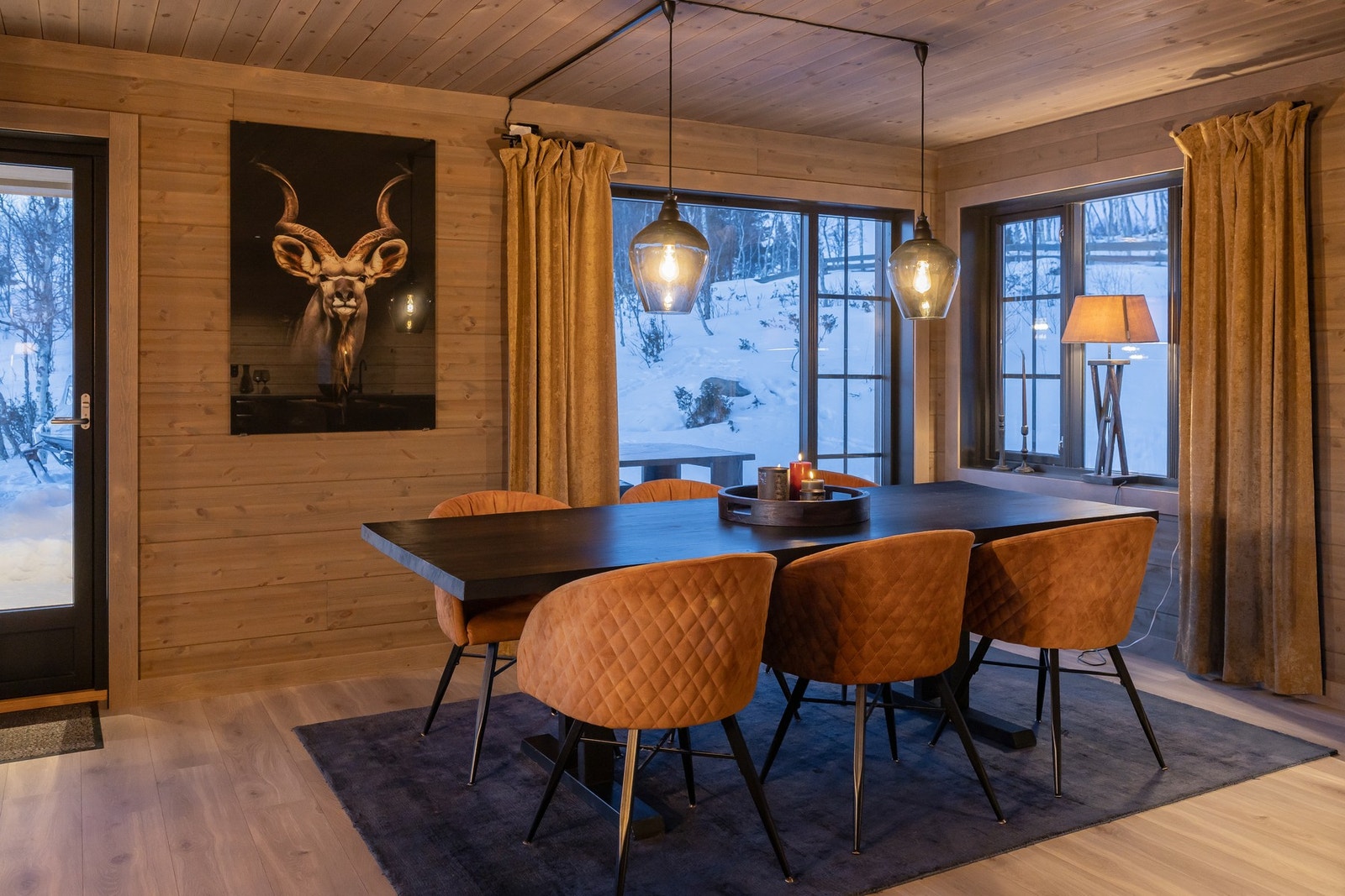 Det er god plass til stor spisegruppe med hele familien. Galleribilde