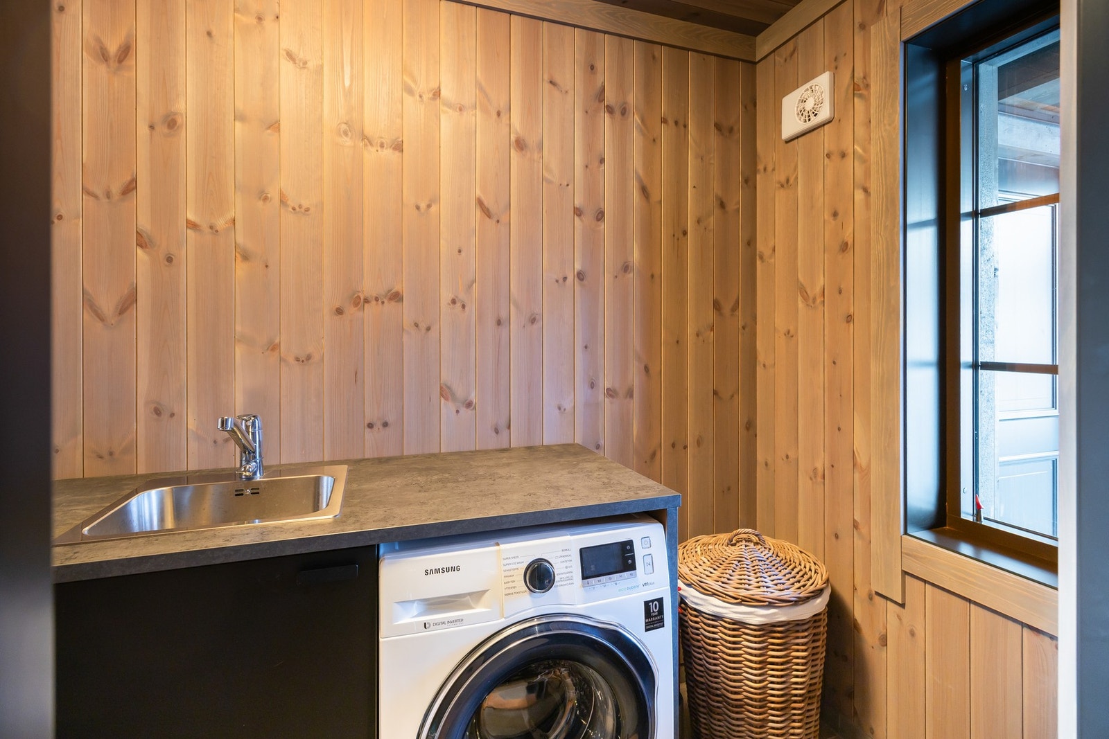 Vaskerommet ligger direkte tilknyttet entreen. Utstyrt med opplegg til vaskemaskin og servant, med praktisk inngang fra entre. Galleribilde