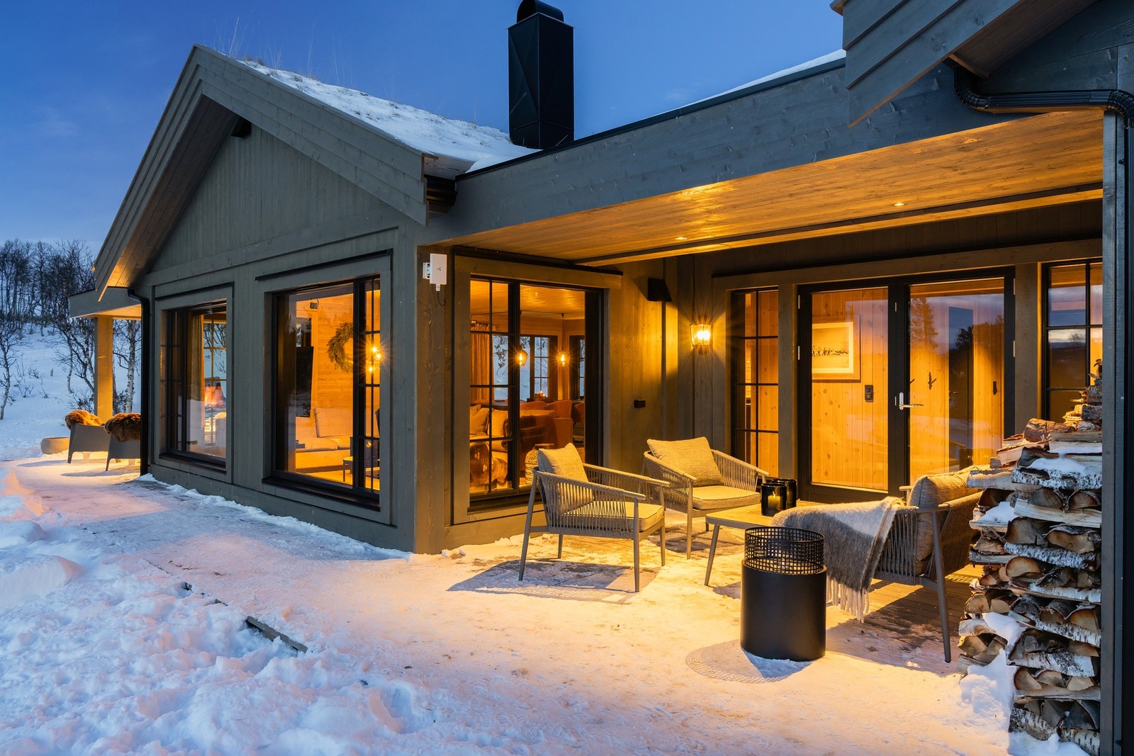 På baksiden av hytten har du en lun og behagelig utvendig sittekrok. Galleribilde