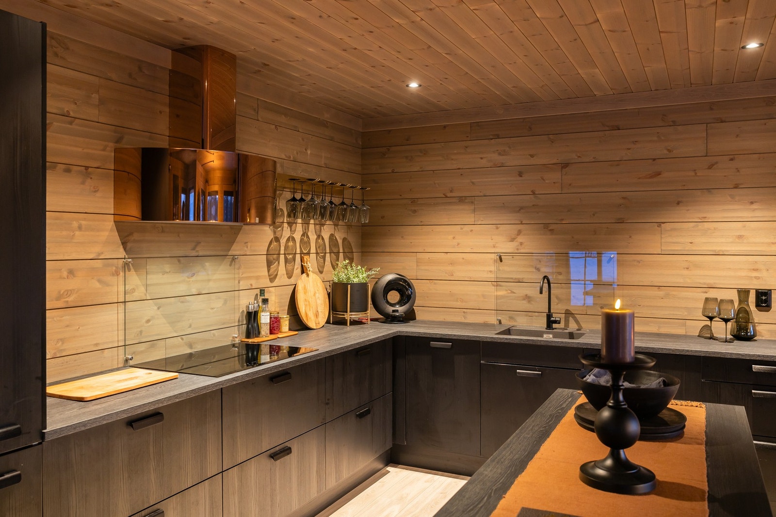 Det er rikelig med oppbevaringsplass i kjøkkenets mange skuffer og skap. Galleribilde