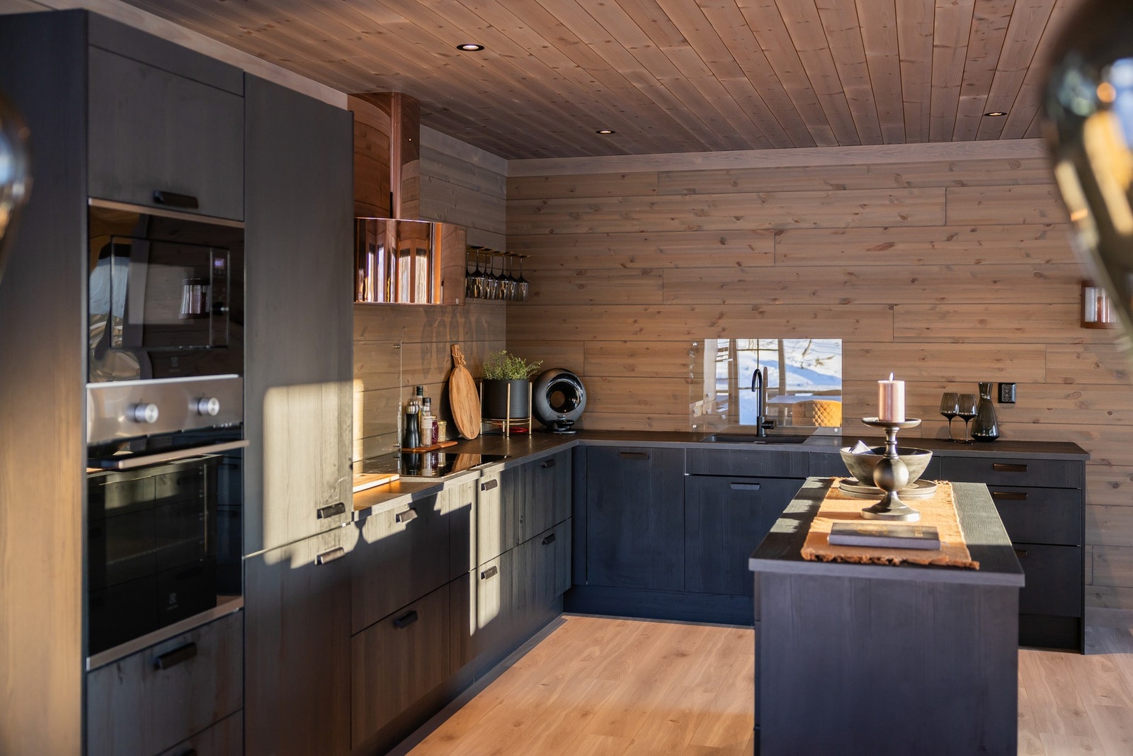 Mørk og stilren kjøkkeninnredning i moderne utførelse. Galleribilde