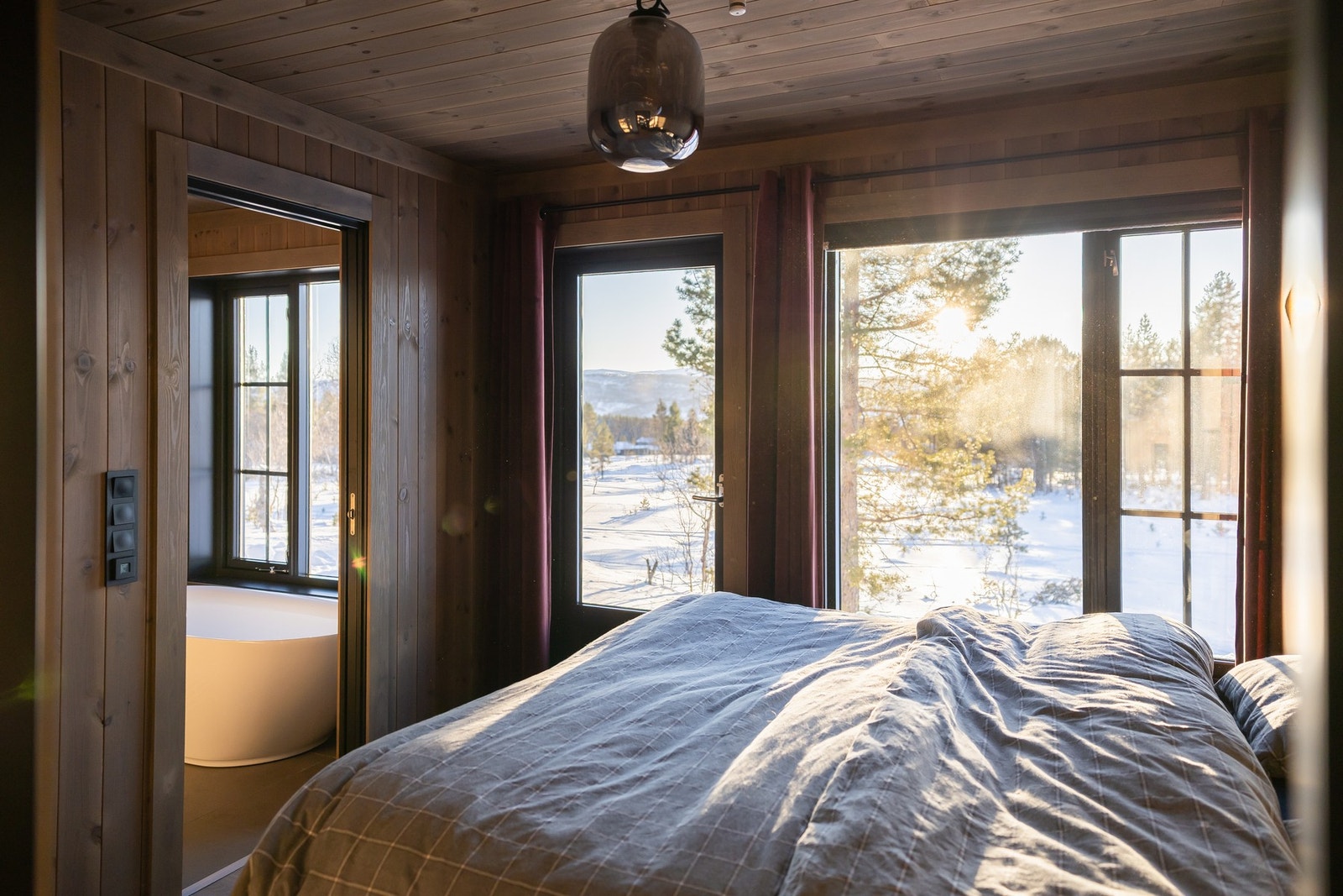 Fra soverommet har du utgang til terrasse, samt inngang til eget privat bad. Galleribilde