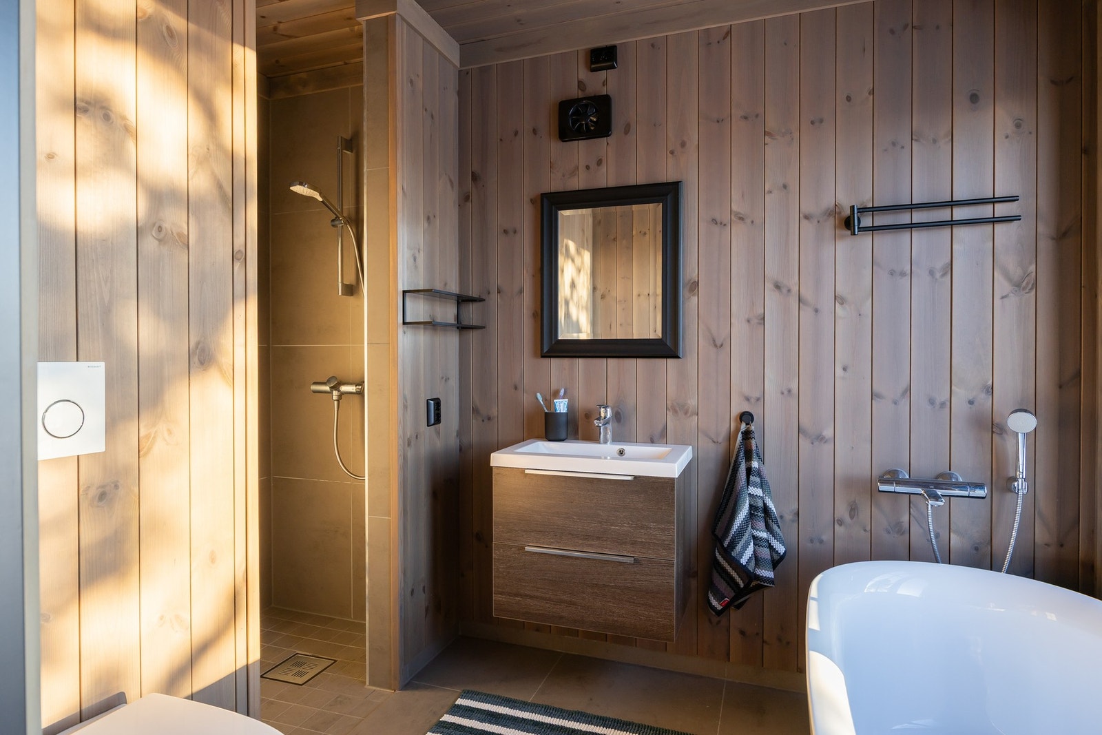 En egen masteravdeling med soverom og bad gjør at til tross for at hytta er full av gjester, får man ordnet seg i fred og ro på morgenkvisten. Galleribilde