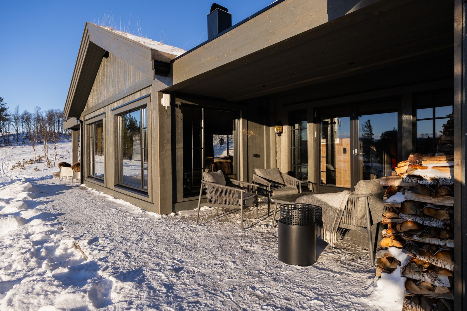 Hytten har en stor og solfylt terrasse på hele 84 kvm. Galleribilde