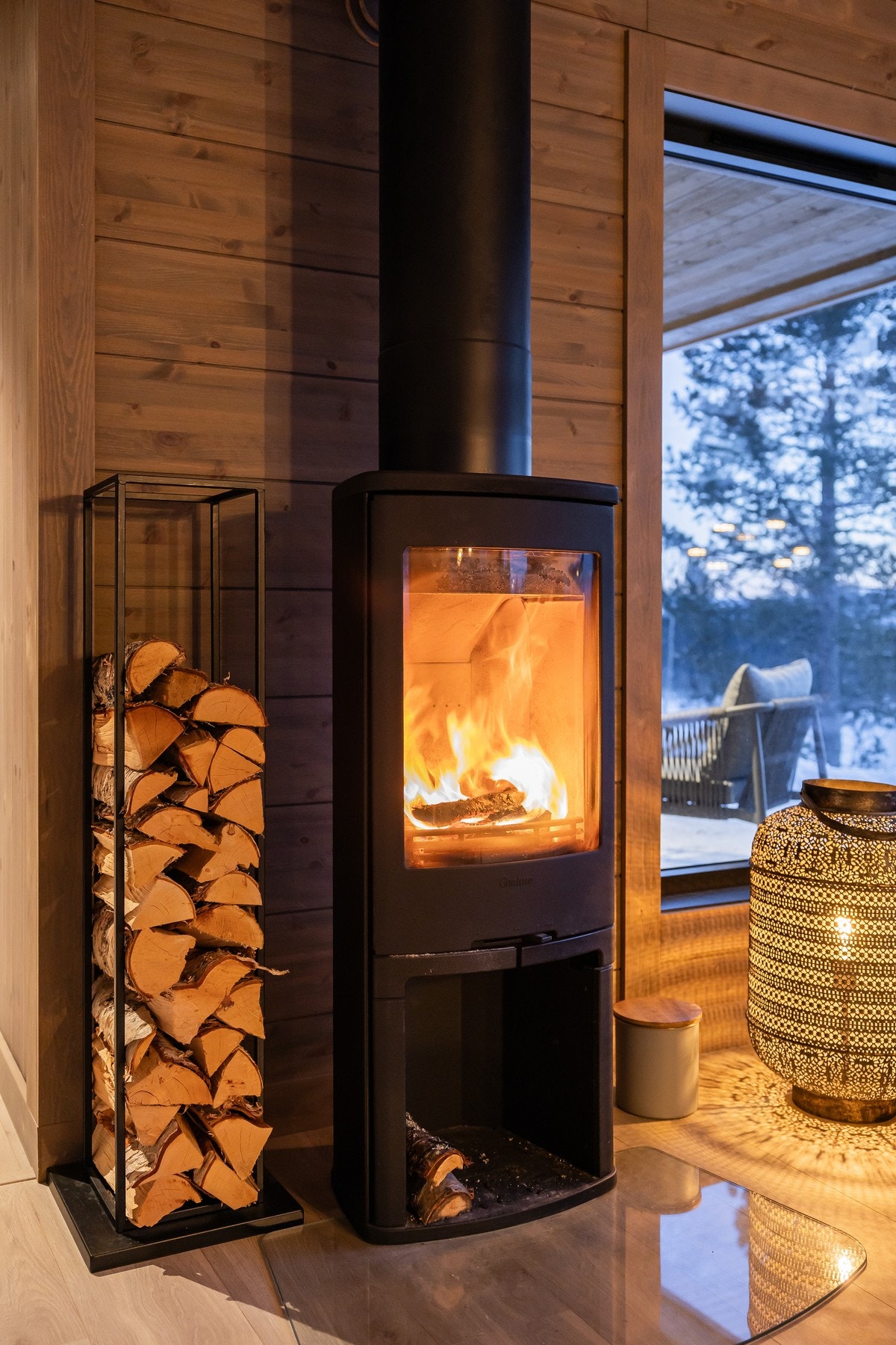 Stemningsfull vedfyring. Galleribilde