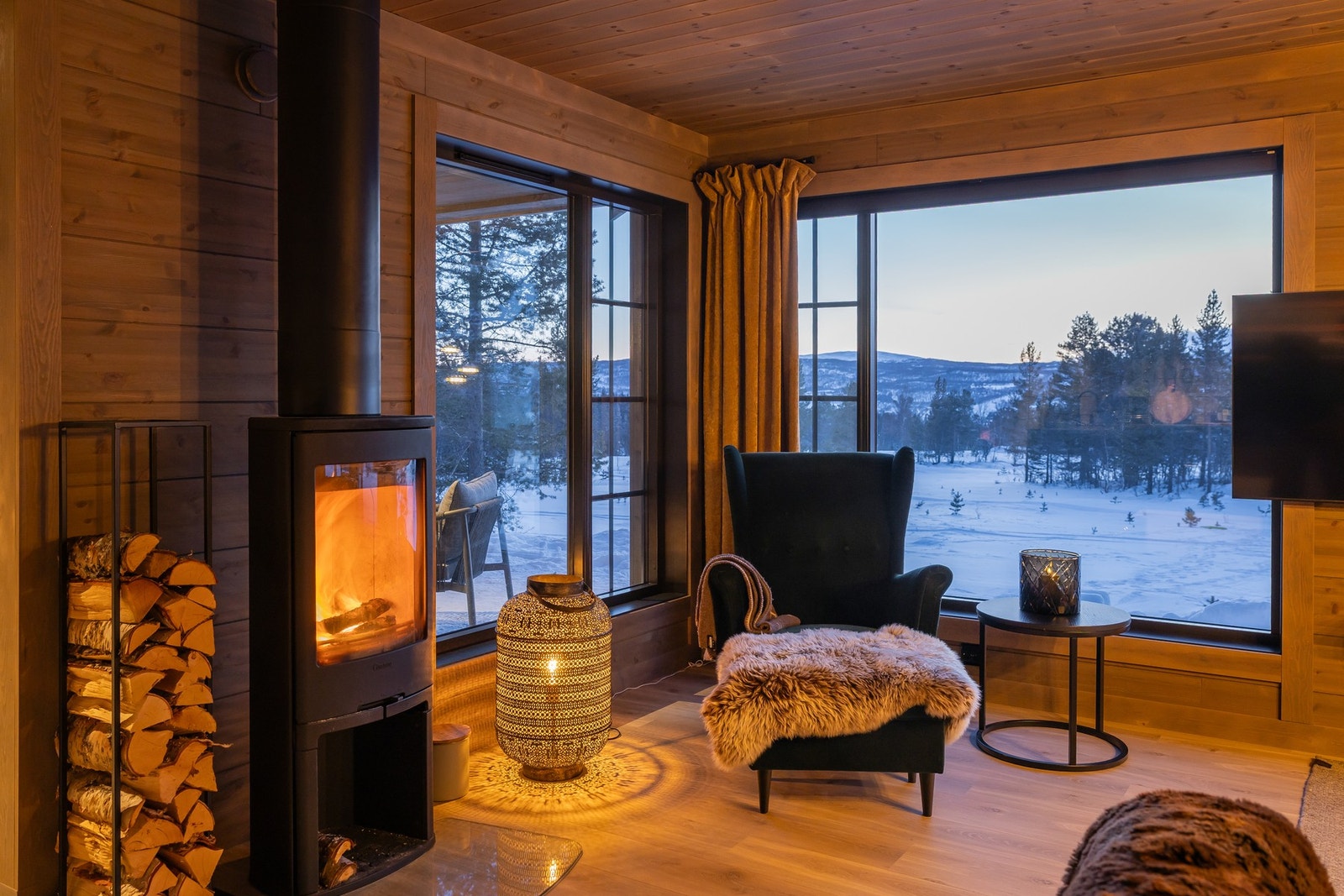 Store vindusoverflater gjør det mulig å nyte den spektakulære utsikten, også fra sofakroken. Galleribilde