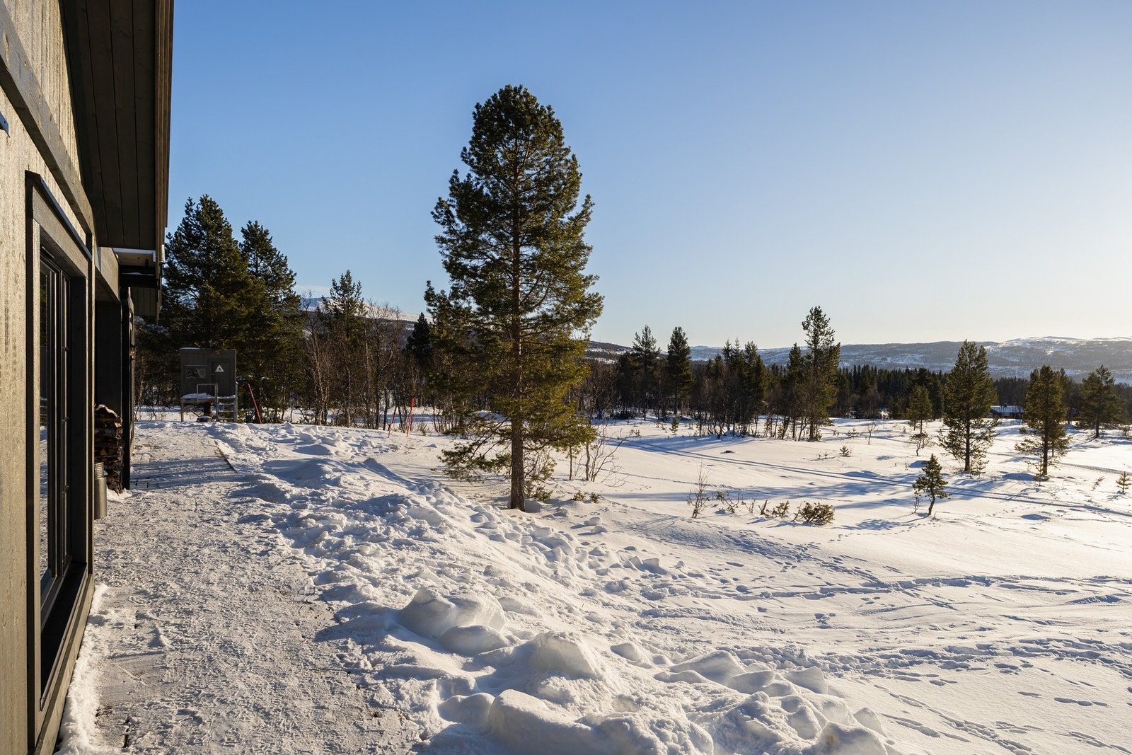 Her er det bare å ta på seg skiene og utforske det fjellet har å by på. Galleribilde