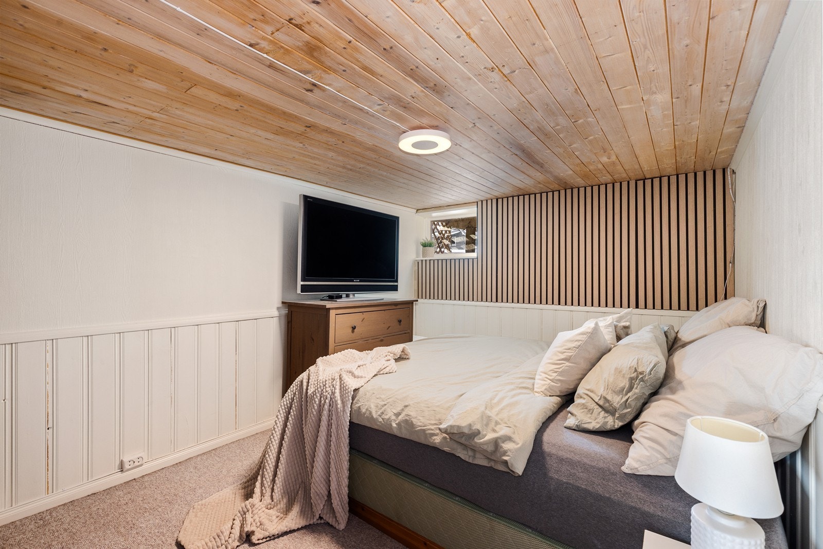 Rommet brukes i dag som soverom og er romslig med god størrelse. Vegg-til-vegg-teppet gir varme, lunhet og ekstra komfort. Galleribilde