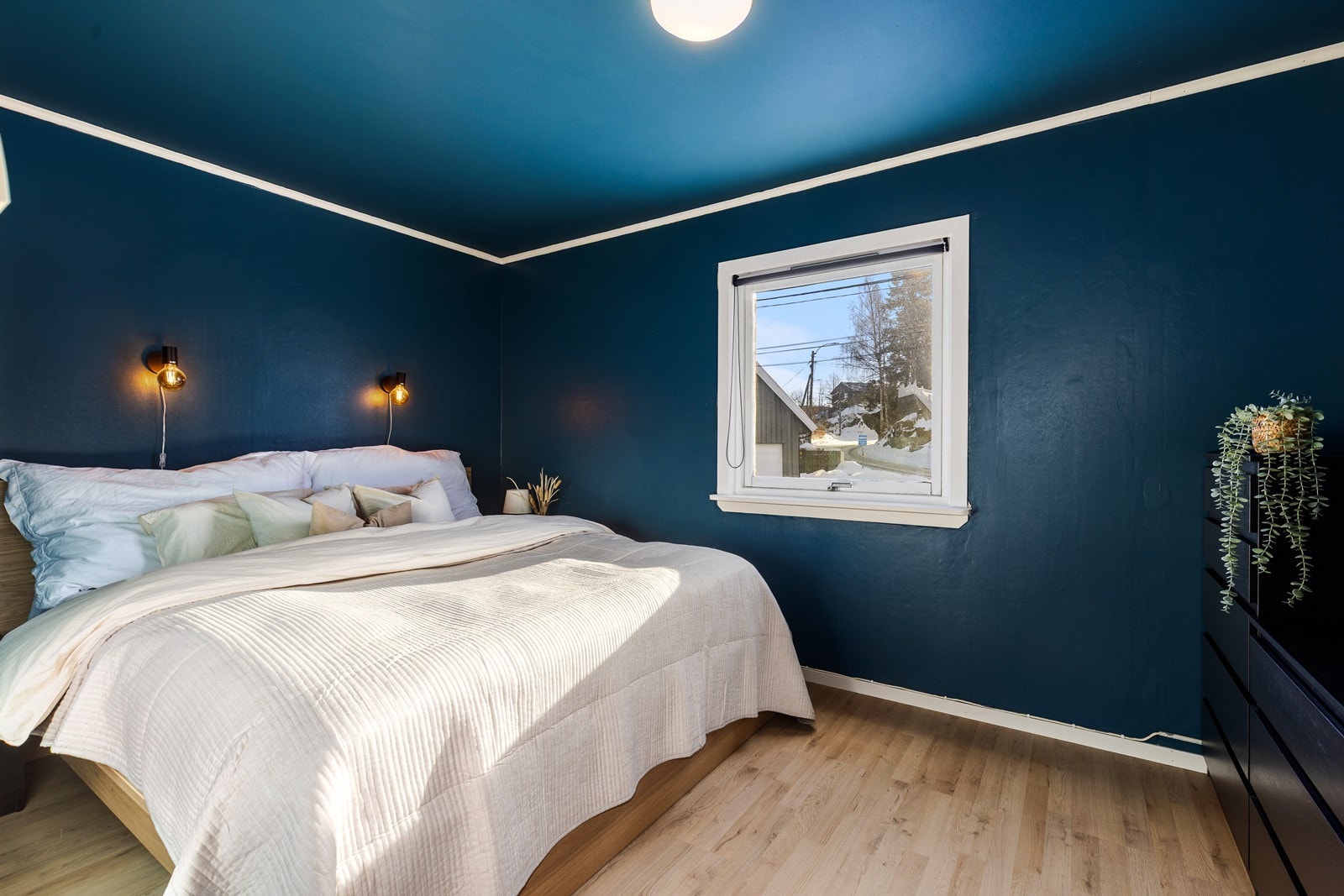 Hovedsoverommet er romslig med plass til dobbeltseng og tilhørende møblement, og den mørkeblå veggfargen gir rommet en rolig og avslappende atmosfære. Galleribilde