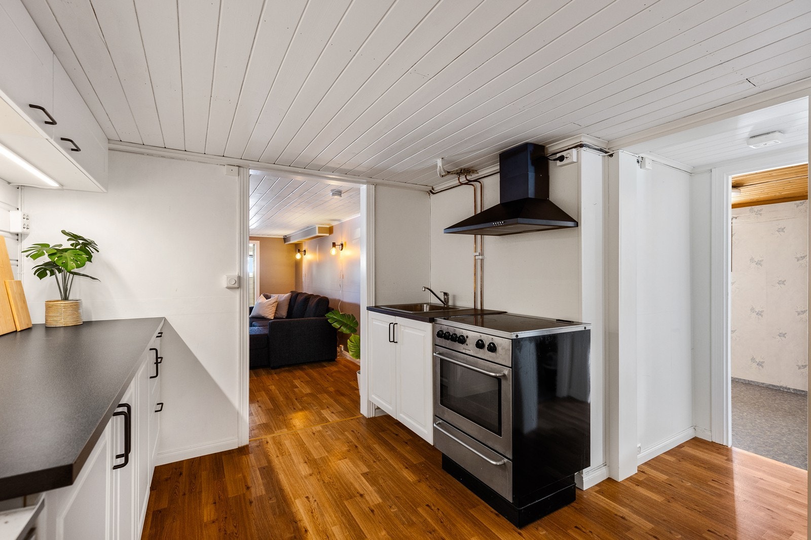 Kjøkkenet, som ble installert i 2024, fremstår moderne og innbydende med profilerte fronter og slitesterk laminatbenkeplate. Galleribilde