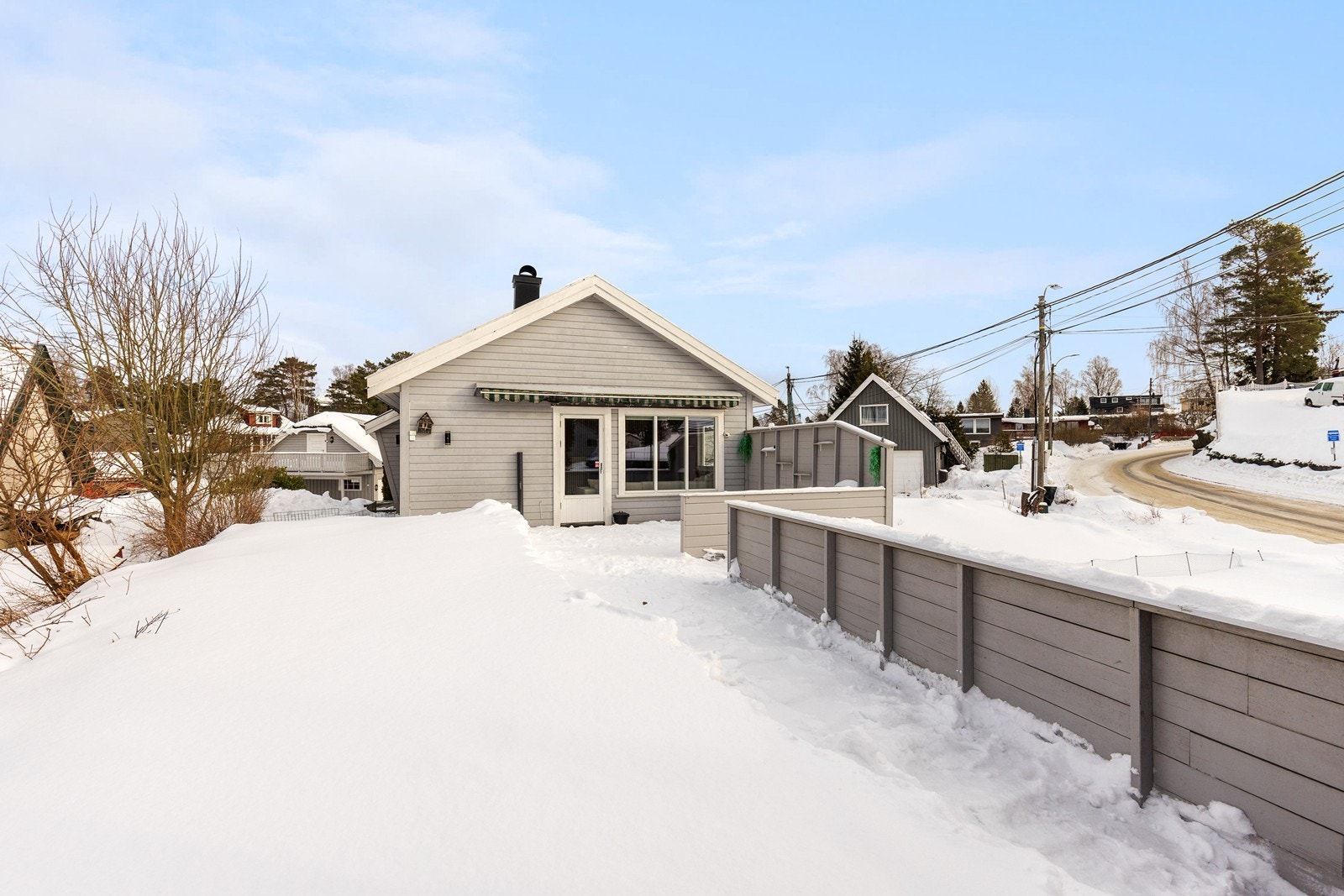 Selger har etabler rampe ned til de store, grønne plenene - perfekt for lek, avslapning og sommeraktiviteter. Den romslige plenen gir mange muligheter. Galleribilde