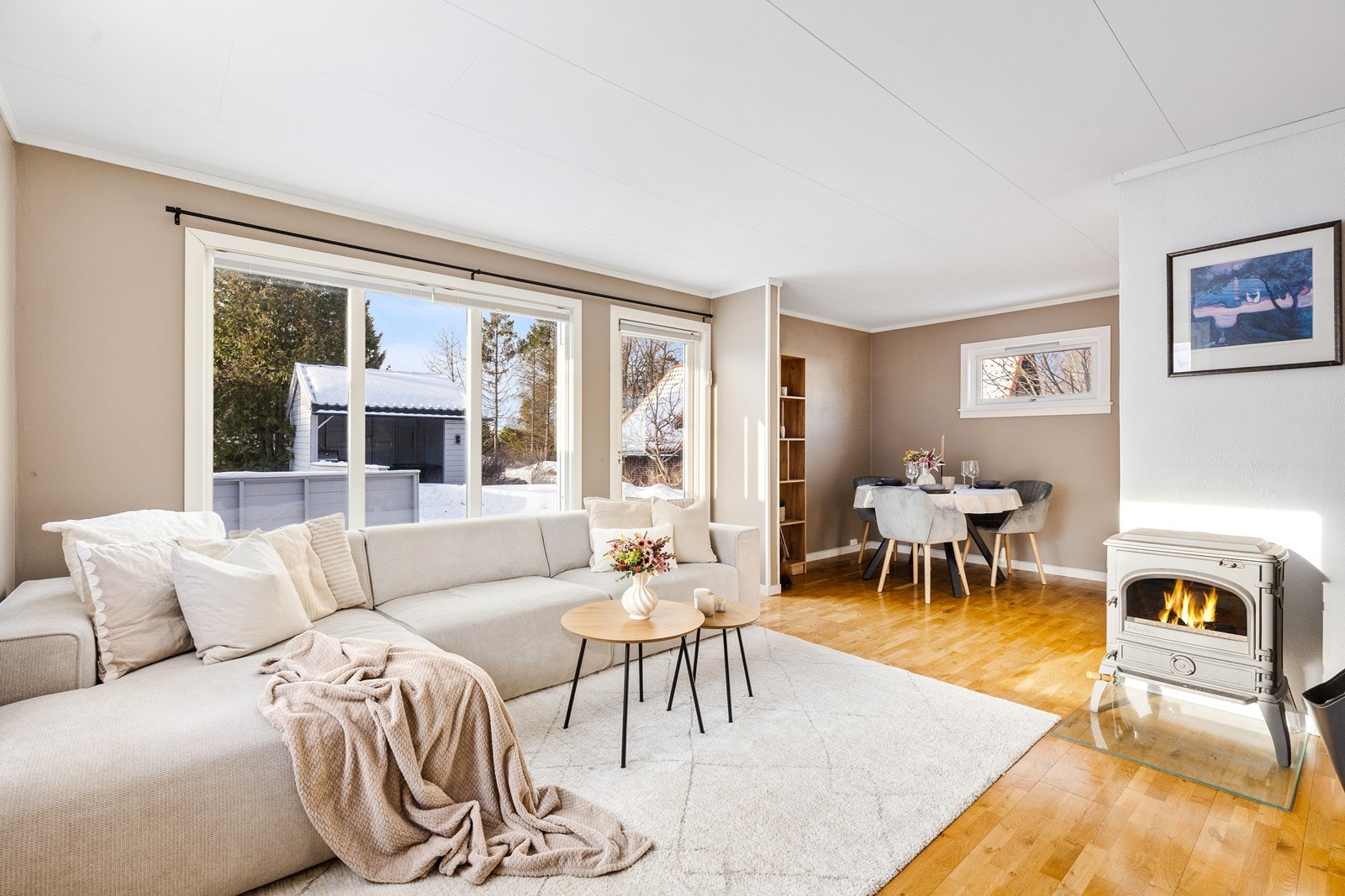 Fra stuen/spisestuen har du direkte utgang til solrik uteplass. Galleribilde