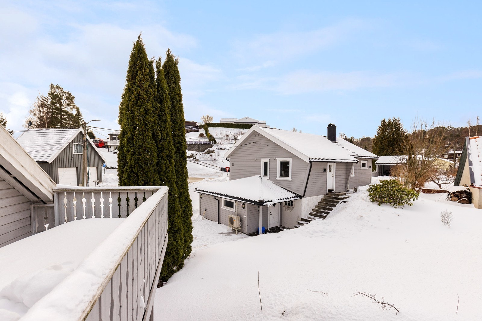 Sølandsvinter, men tomten er pent opparbeidet med beleggningsstein, trappearrangement og pene bed. Galleribilde