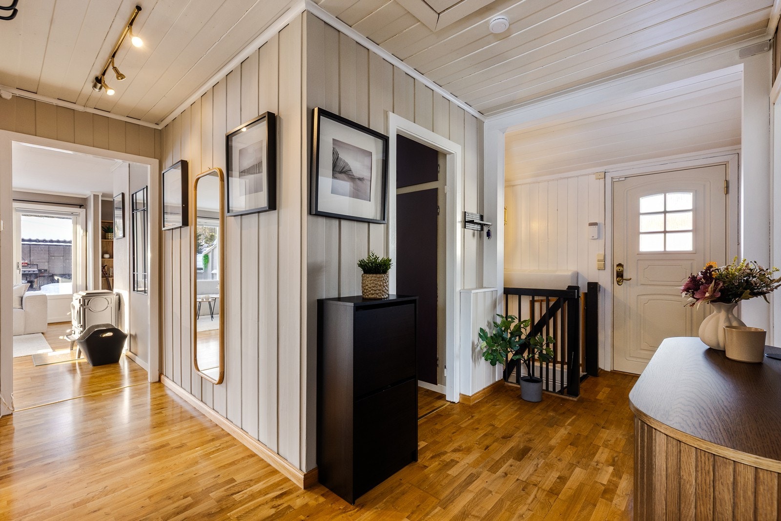 Velkommen inn! I tillegg til peisen er det også montert varmepumpe som er plassert ved trappen i gangen. Galleribilde