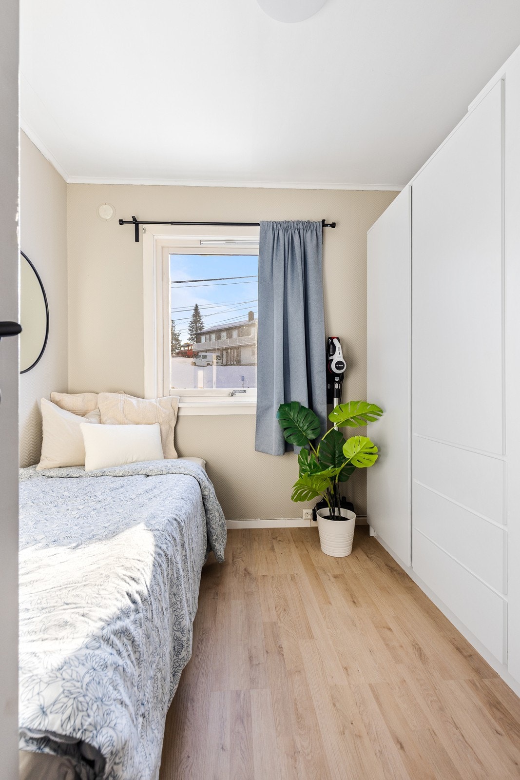 Soverom tre er romslig og har både seng og garderobeskap, perfekt som gjesterom, barnerom eller hjemmekontor. Galleribilde