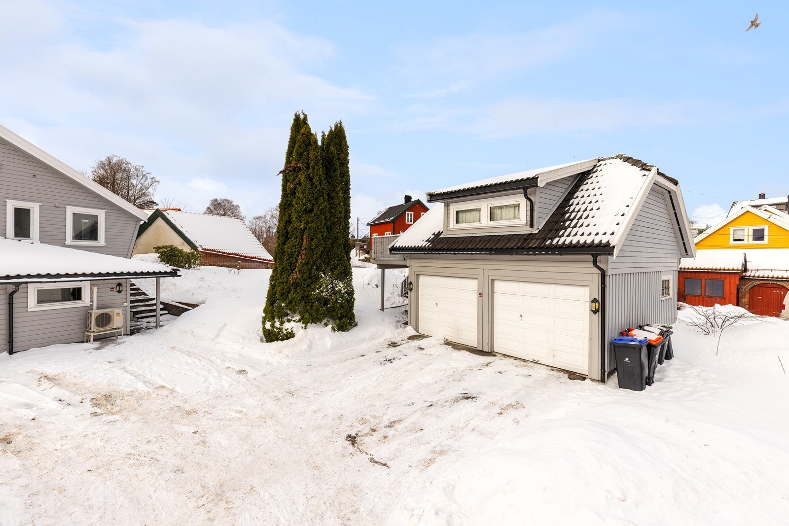 Dobbeltgarasjen har et innredet loft - perfekt som ekstra lagringsplass eller kanskje en koselig loftstue for ungdommen. Fleksibiliteten gjør garasjen til mer enn bare parkering. Galleribilde