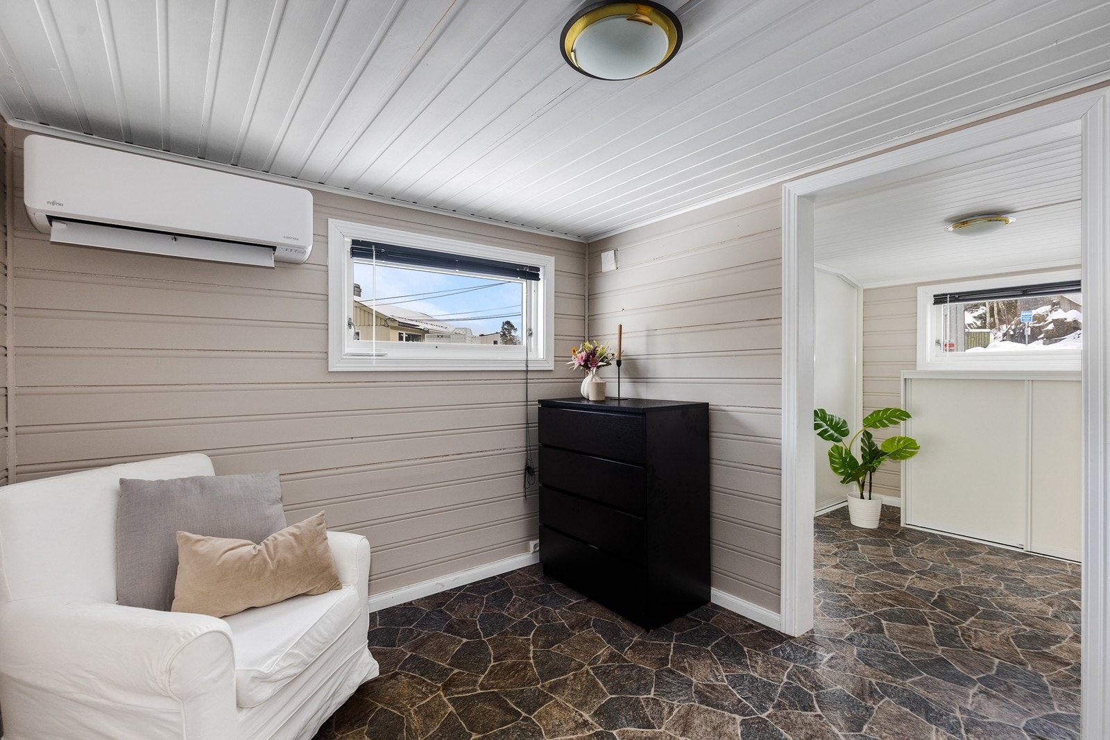 Varmepumpe installert i 2024 sørger for effektiv oppvarming, og gangen er innredet med gode garderobeløsninger som gir praktisk oppbevaring. Galleribilde