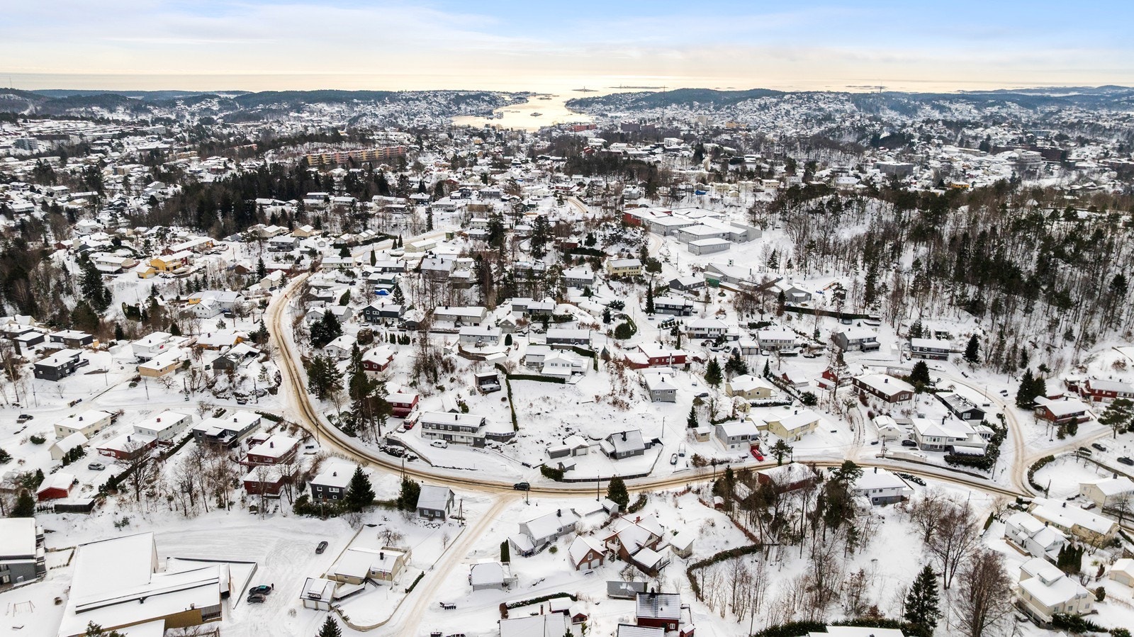 Rolig og trivelig boligområde med kort vei til butikk i Torsbudalen, buss, skole og barnehage. Snarvei til Moltemyr skole med kunstgressbane, ballbinge, skatepark og mer. Galleribilde